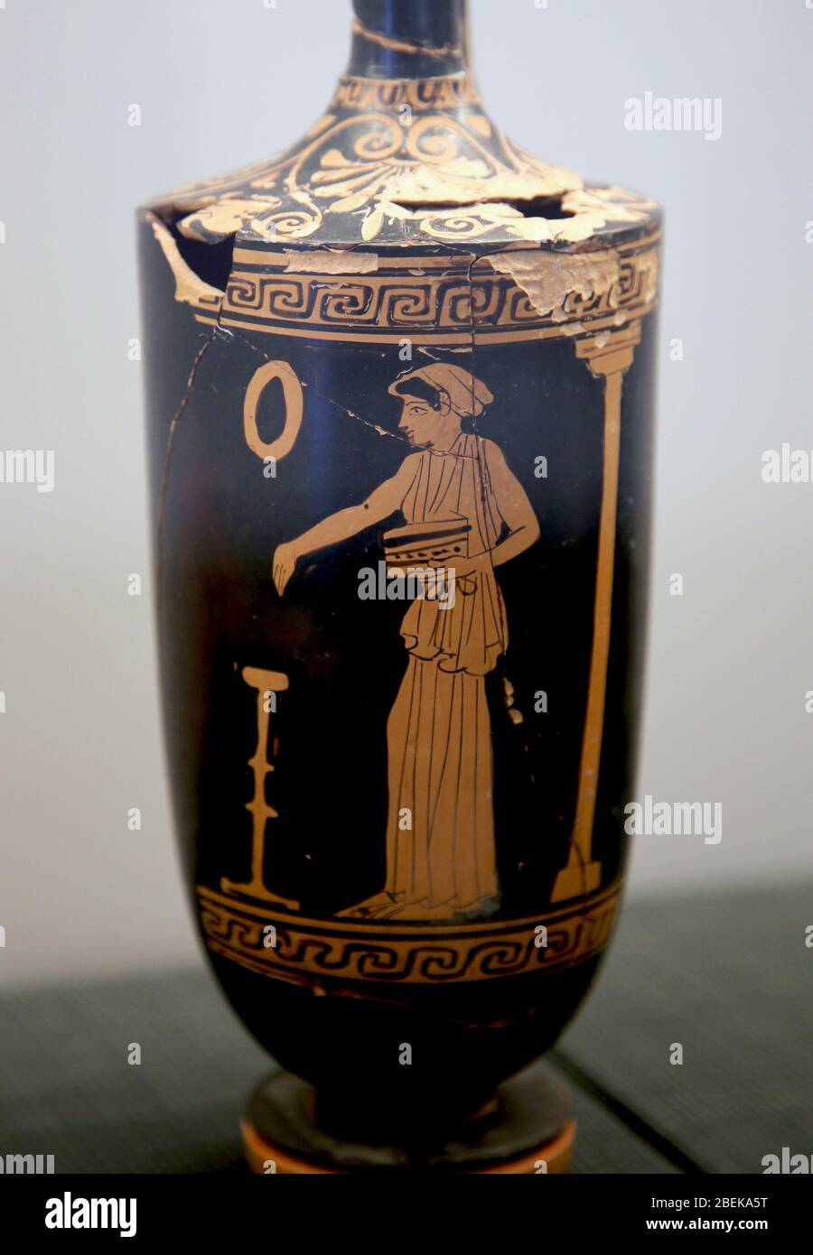 Lekythos, parfümierte Ölflasche mit Mädchen, die ein Opfer darbringt. Dachboden rote Figur (470-450 v. Chr.) Grab von Santa Venera Website. Paestum Museum, Italien. Stockfoto