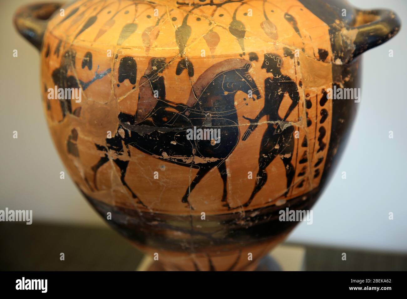 Wasserbehälter (Hydria) mit einem Reiter (560-550 v. Chr.). Dachgeschoss schwarze Figur, in Athen gemacht, in Arcioni, Paestum gefunden. Archäologisches Museum Paestum. Stockfoto