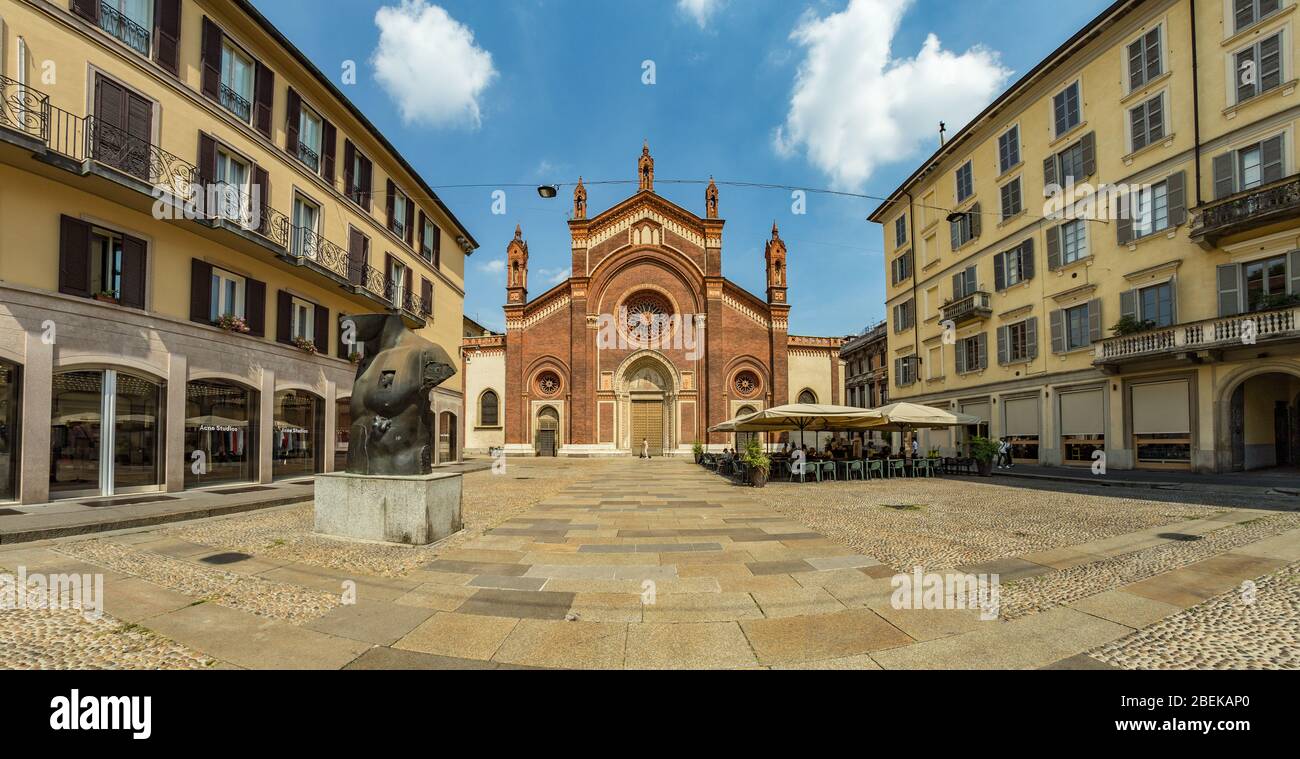 MAILAND, ITALIEN - 01. AUGUST 2019: Kirche Santa Maria del Carmine. Touristen und Einheimische gehen im Zentrum von Mailand spazieren. Geschäfte, Boutiquen, Cafés und Restaurants Stockfoto