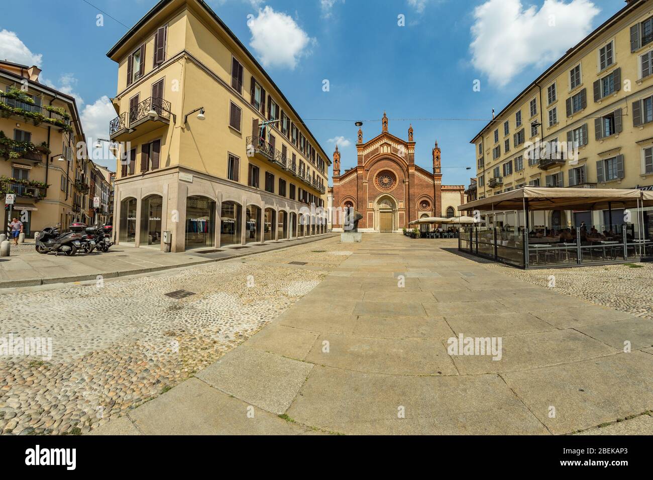 MAILAND, ITALIEN - 01. AUGUST 2019: Kirche Santa Maria del Carmine. Touristen und Einheimische gehen im Zentrum von Mailand spazieren. Geschäfte, Boutiquen, Cafés und Restaurants Stockfoto