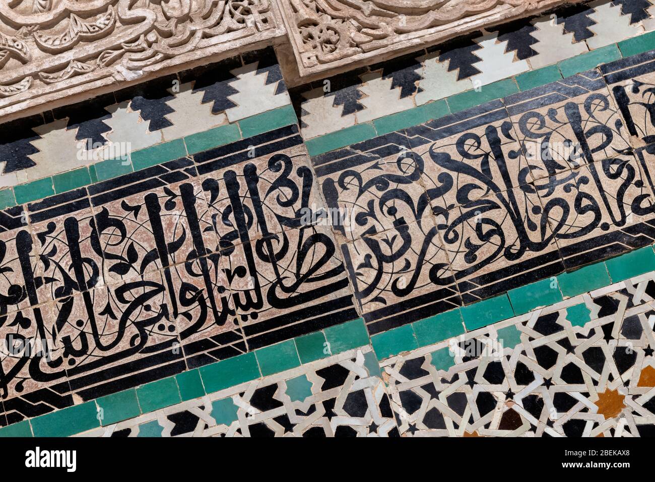 Wanddetail mit geschnitztem Gips und koranischer Verskalligraphie, Bou Inania Madrasa in Fes. Traditionelles islamisches Design, typisch für marokkanische Moscheen und Stockfoto