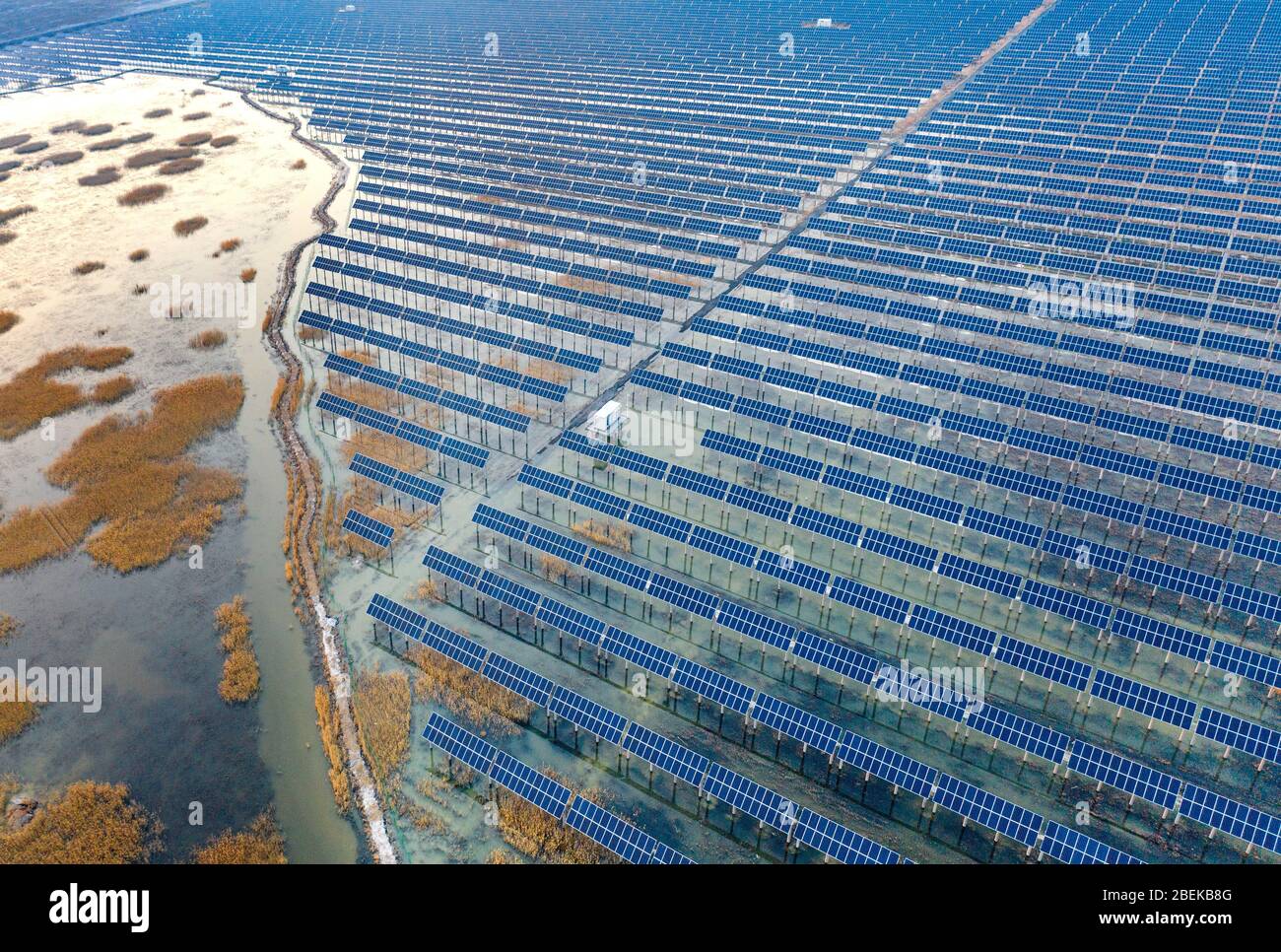 Daqing, China. April 2020. Am 13. April 2020 wurde in Daqing, Heilongjiang, China, ein riesiges PV-Kraftwerk errichtet. (Foto von Top Photo/Sipa USA) Quelle: SIPA USA/Alamy Live News Stockfoto