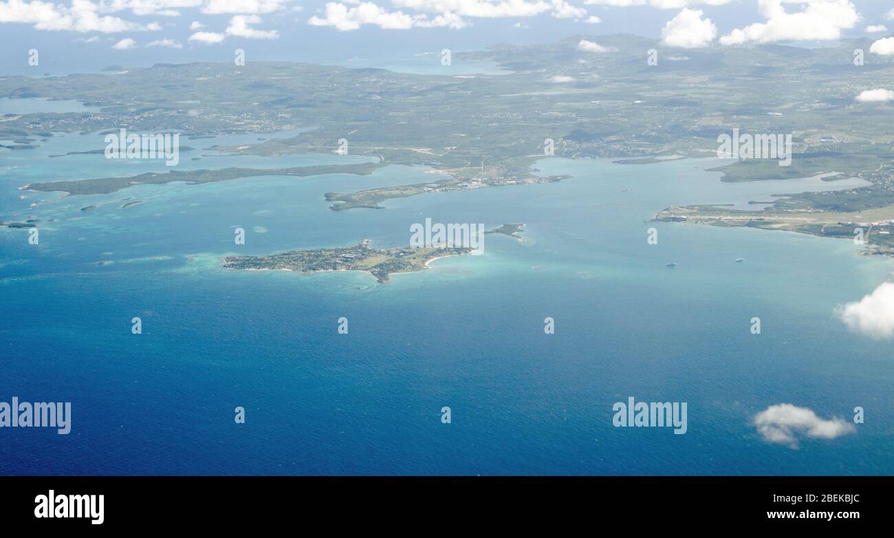 Luftaufnahme von Antigua mit dem Wahrzeichen Long Island, der FITCHES Creek Bay und dem Hafen von Parnham mit dem Vorplatz von Crabbs weiter entfernt. Sonniger Januar Stockfoto
