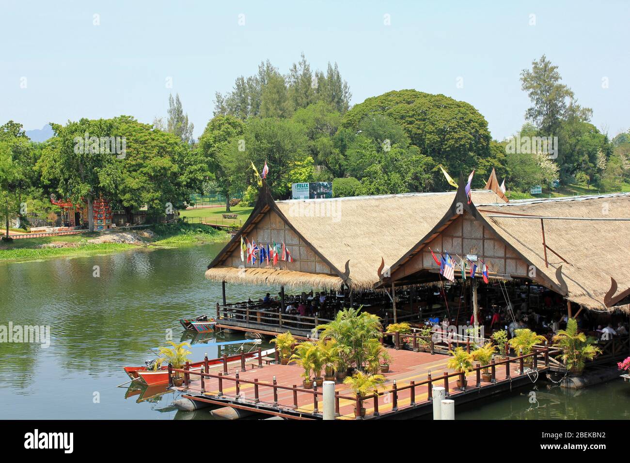 Schwimmende Restaurant am Fluss Kwai, Kanchanaburi, Thailand Stockfoto