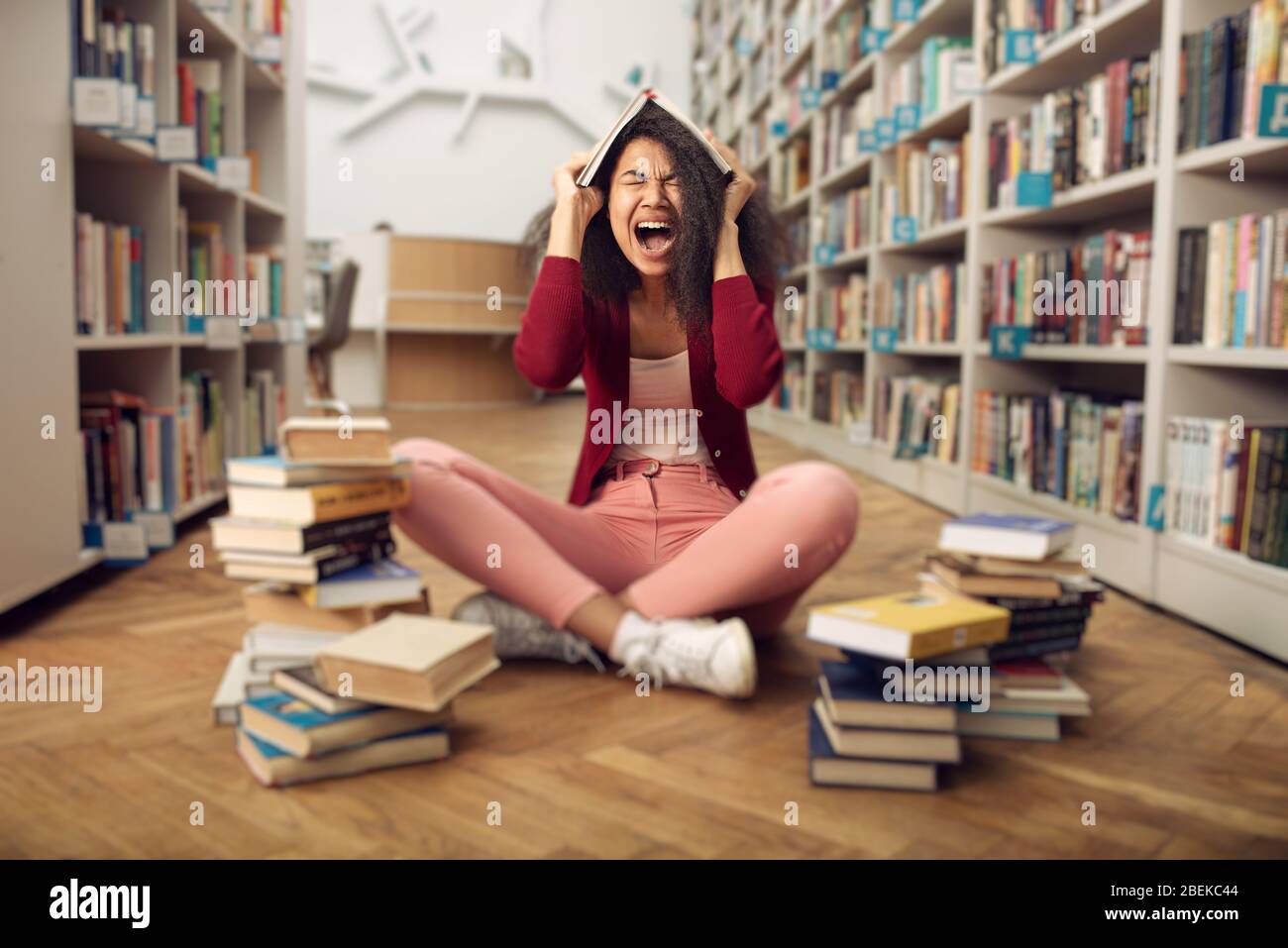 Müde Studenten der Universität haben Schwierigkeiten zu studieren. Konzept von Stress, Frage und Schwierigkeit Stockfoto