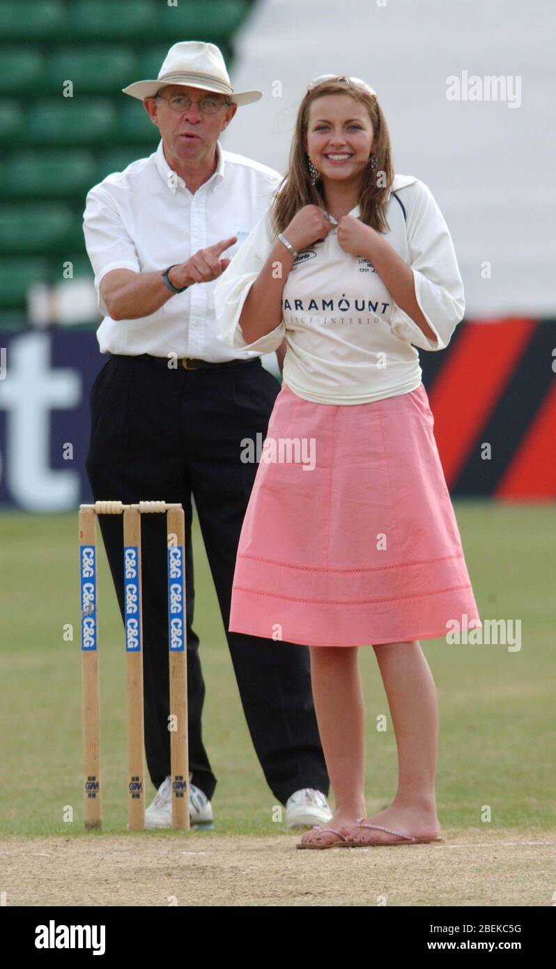 Charlotte Church hüpft für die Welsh Celebrity Eleven in ihrem Spiel gegen eine Lords Taverners Celebrity Eleven im Glamorgans Home Ground, Sophia Gardens in Cardiff heute Abend. . Stockfoto