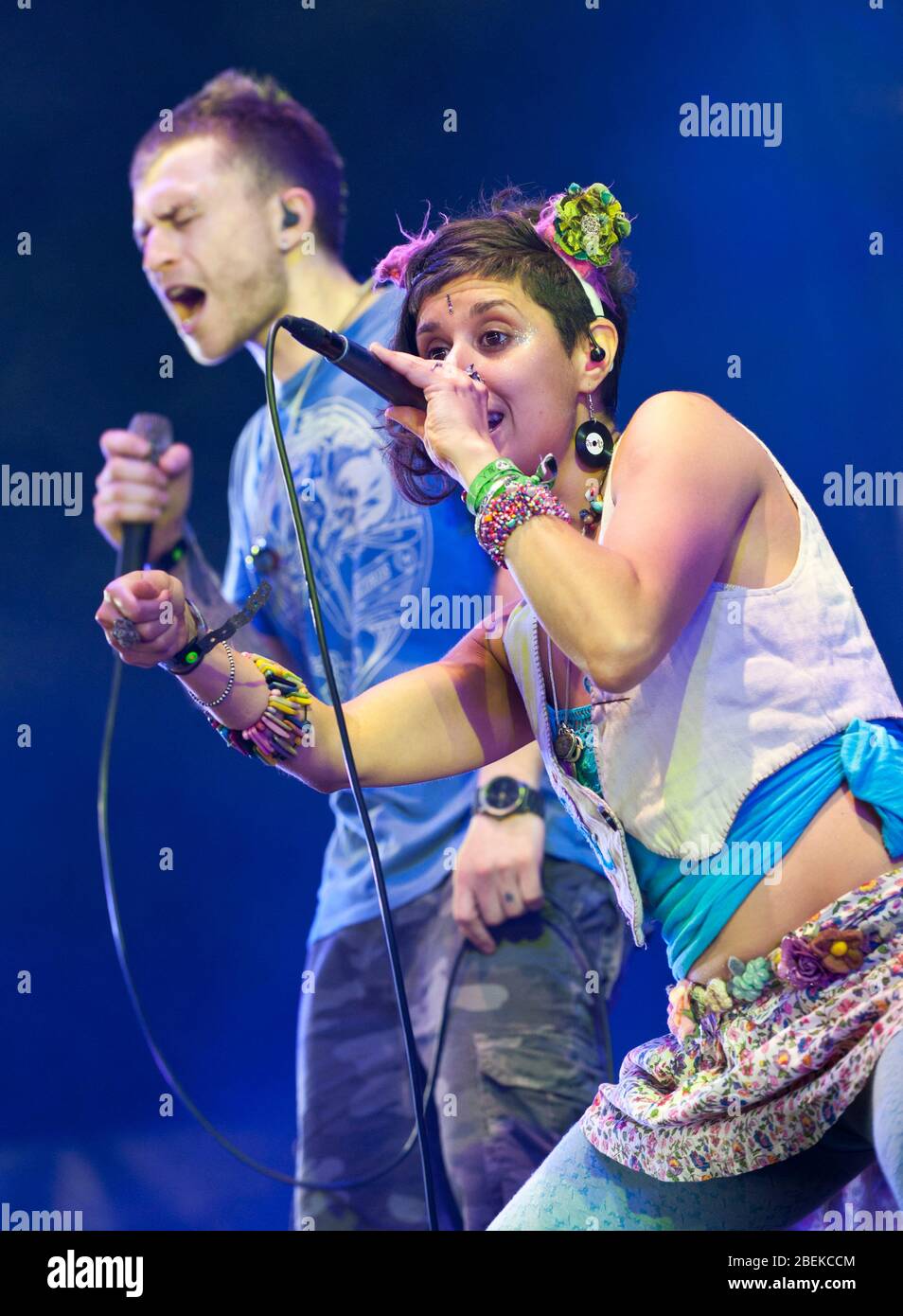 Dub FX (alias Bejamin Stanford) tritt mit Flower Fairy (Shoshana Sadia) beim WOMAD Festival in Charlton Park, Großbritannien auf. Juli 28, 2012 Stockfoto