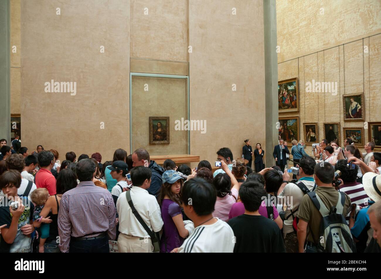 Paris, Frankreich - Juli 08 2008: Menschen, die sich drängen und versuchen, näher zu kommen, um ein Bild von dem Gemälde La Gioconda im Louvre zu machen Stockfoto