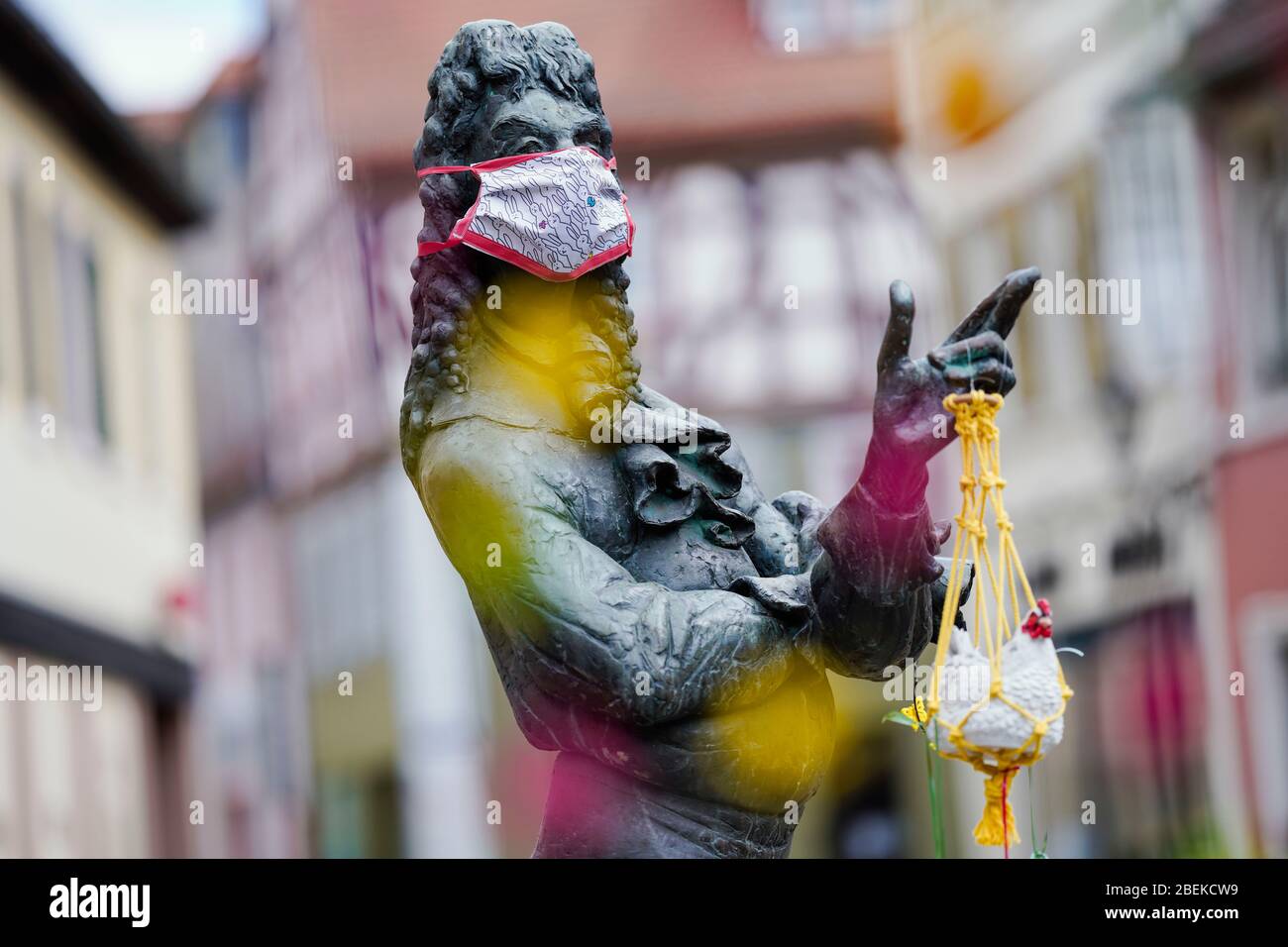 Ladenburg, Deutschland. April 2020. Eine für Ostern geschmückte Figur, die einen Kurfürsten verkörpern soll, trägt einen Mundschutz. Quelle: Uwe Anspach/dpa/Alamy Live News Stockfoto