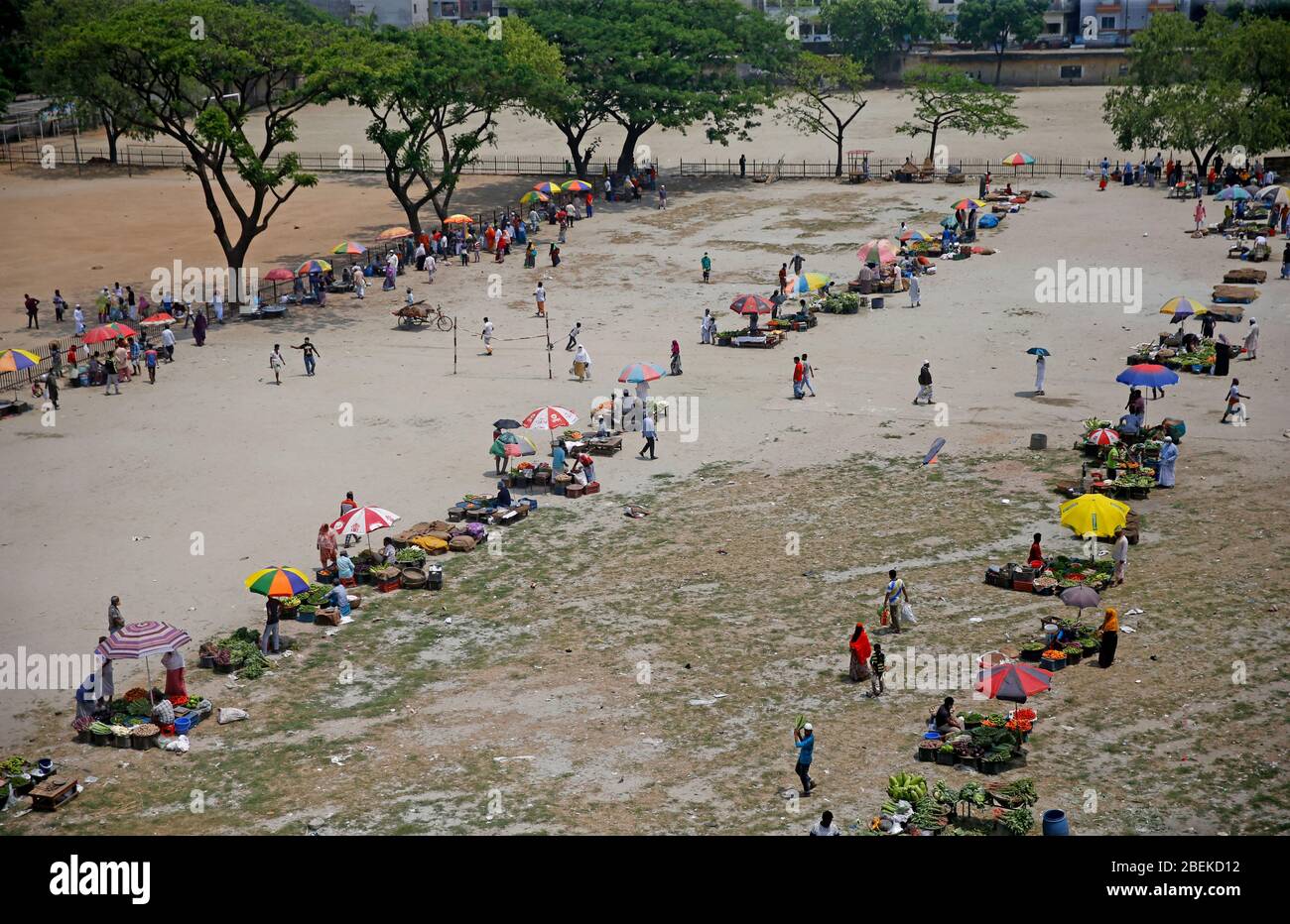 Das neue Zuhause der Großarja Dhupkhola Küchenmarkt der Hauptstadt auf dem angrenzenden Spielplatz. Geschäfte sind verteilt, um sicherzustellen, dass es genügend Platz für Käufer Stockfoto