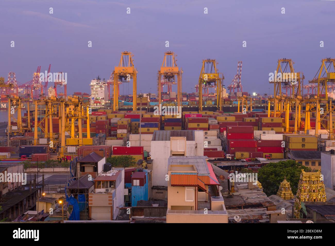 COLOMBO, SRI LANKA - 23. FEBRUAR 2020: Containerterminal in Abenddämmerung. Frachthafen von Colombo Stockfoto