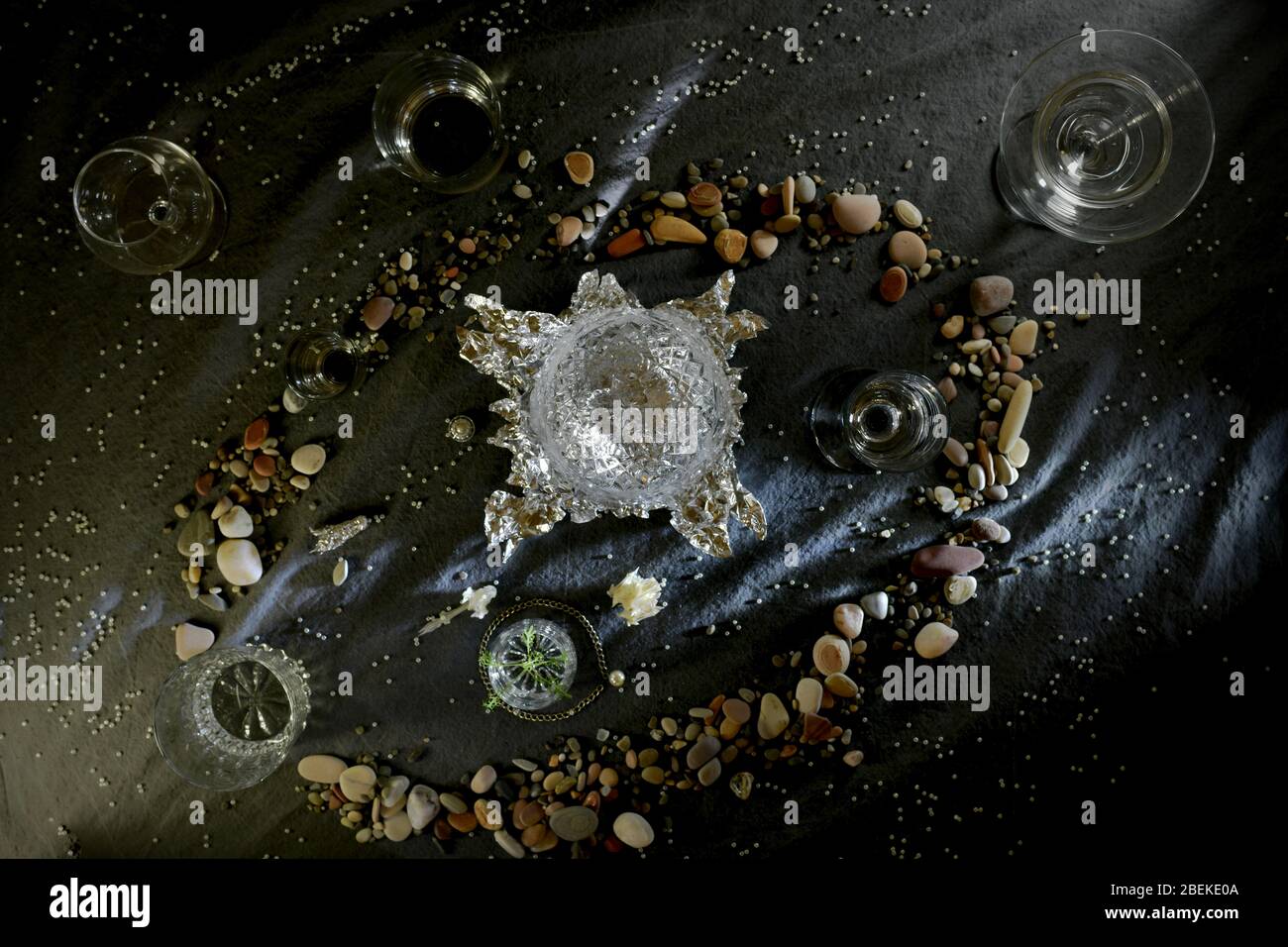 Fantastische Kunst Layout der Planeten des Sonnensystems aus verschiedenen Materialien präsentiert. Leben auf der Erde. Stockfoto