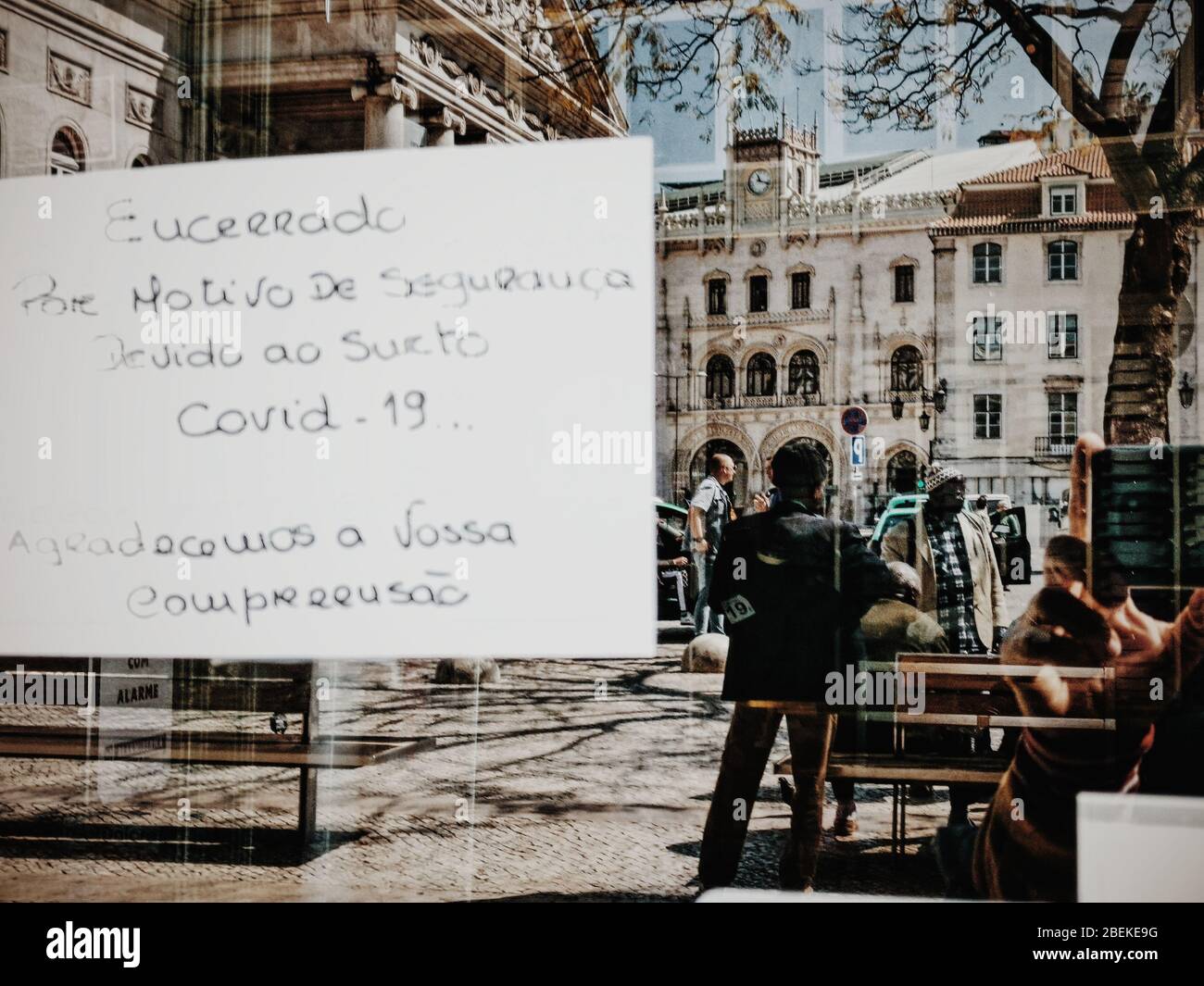 Afrikanische Gemeinschaft Treffen in Rossio, in Zeiten des Coronavirus, Altstadt von Lissabon, April 2020 Stockfoto