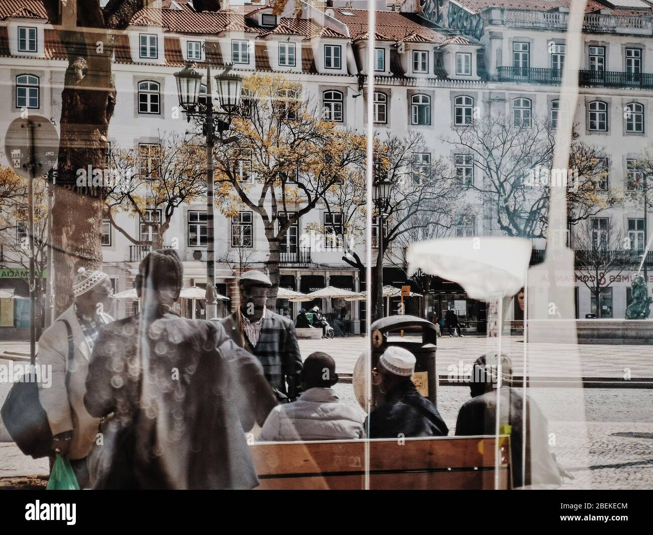 Afrikanische Gemeinschaft Treffen in Rossio, in Zeiten des Coronavirus, Altstadt von Lissabon, April 2020 Stockfoto