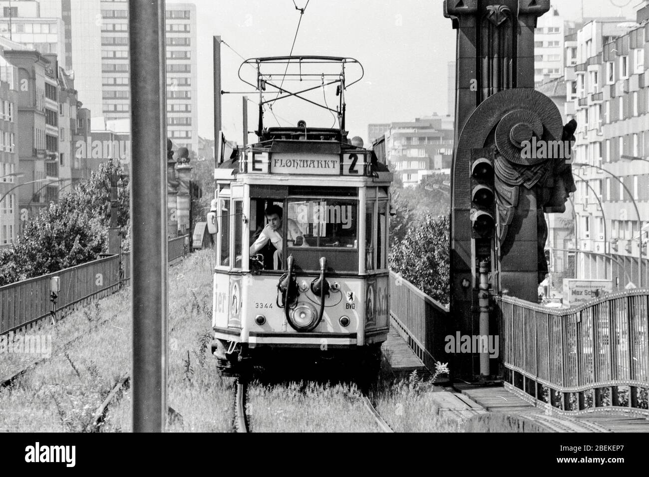 Eine Straßenbahn in der Bulowstraße, Berlin 1989 Stockfoto