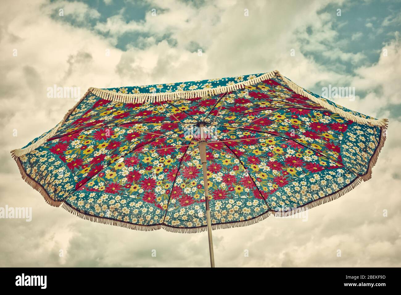 Retro-Stil Bild eines alten Sonnenschirms mit einem Blumenmuster Stockfoto