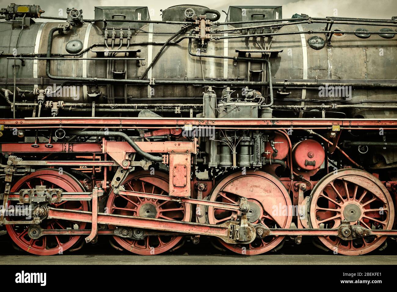 Retro-Stil Seitenansicht einer alten verrosteten Dampflokomotive Stockfoto