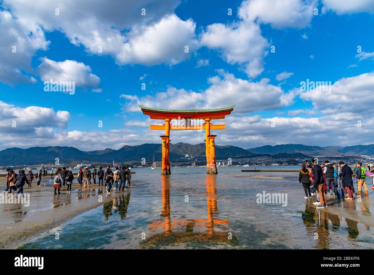Itsukushima schwimmende torii tor im wasser -Fotos und -Bildmaterial in ...