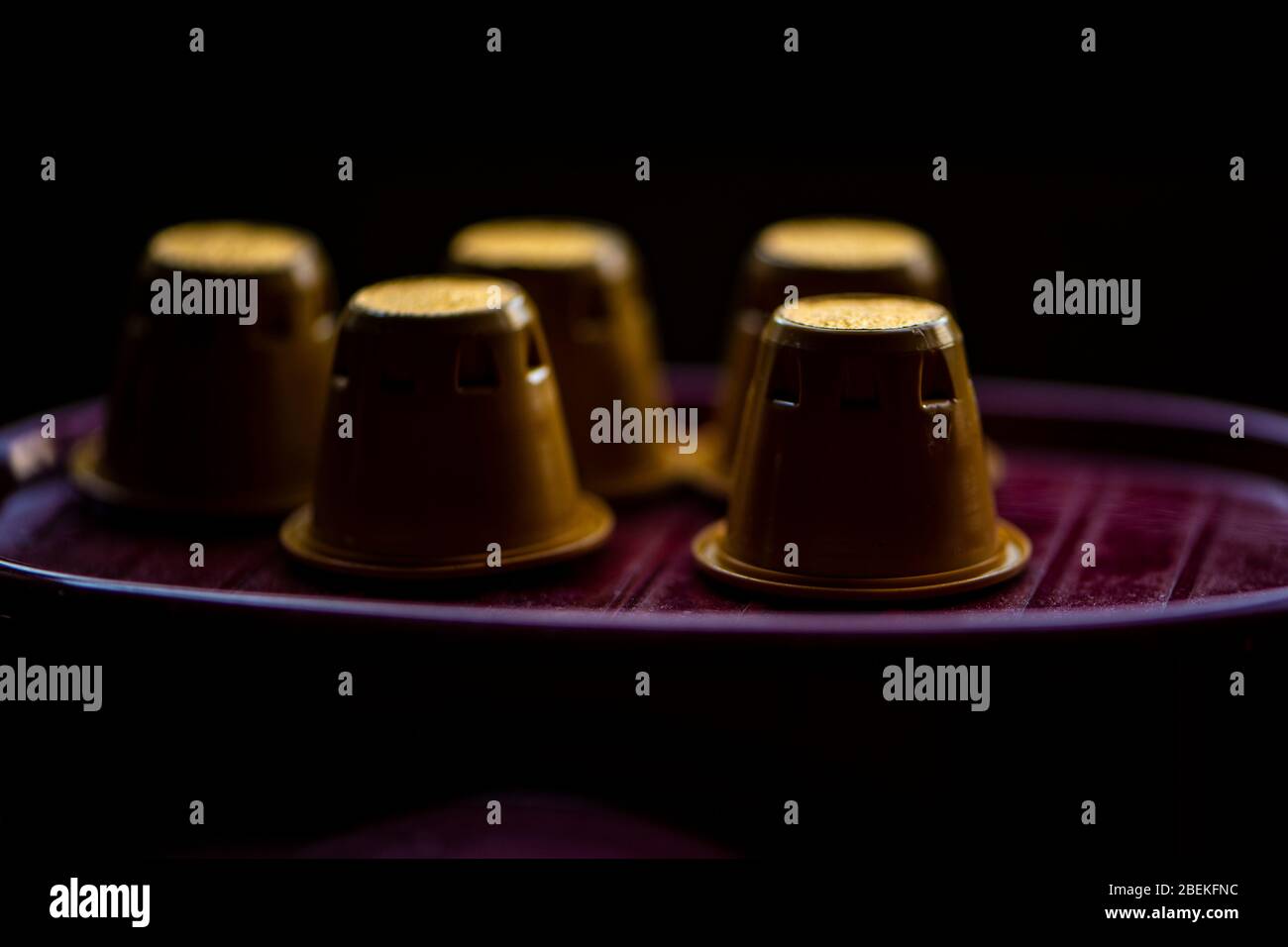 nespresso-Kaffeepads auf einer Küchenhilfe Kaffeemaschine Stockfoto