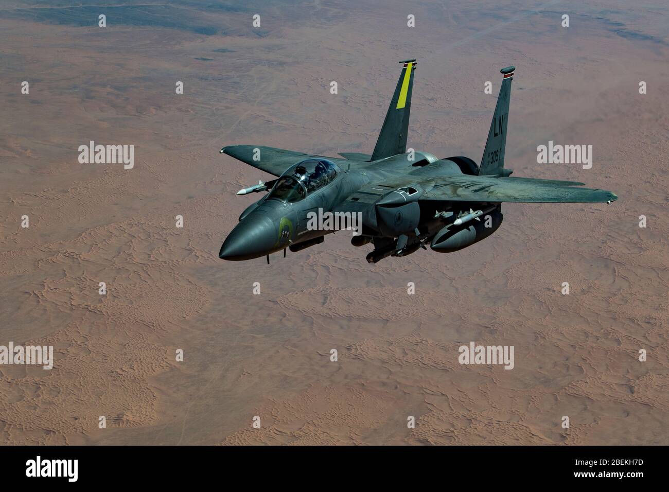 Ein Kampfflugzeug der US Air Force F-15E Strike Eagle, das dem 494. Expeditional Fighter Squadron zugewiesen ist, fliegt über der irakischen Wüste am 15. Januar 2020 in der Nähe der Al Dhafra Air Base im Irak. Stockfoto