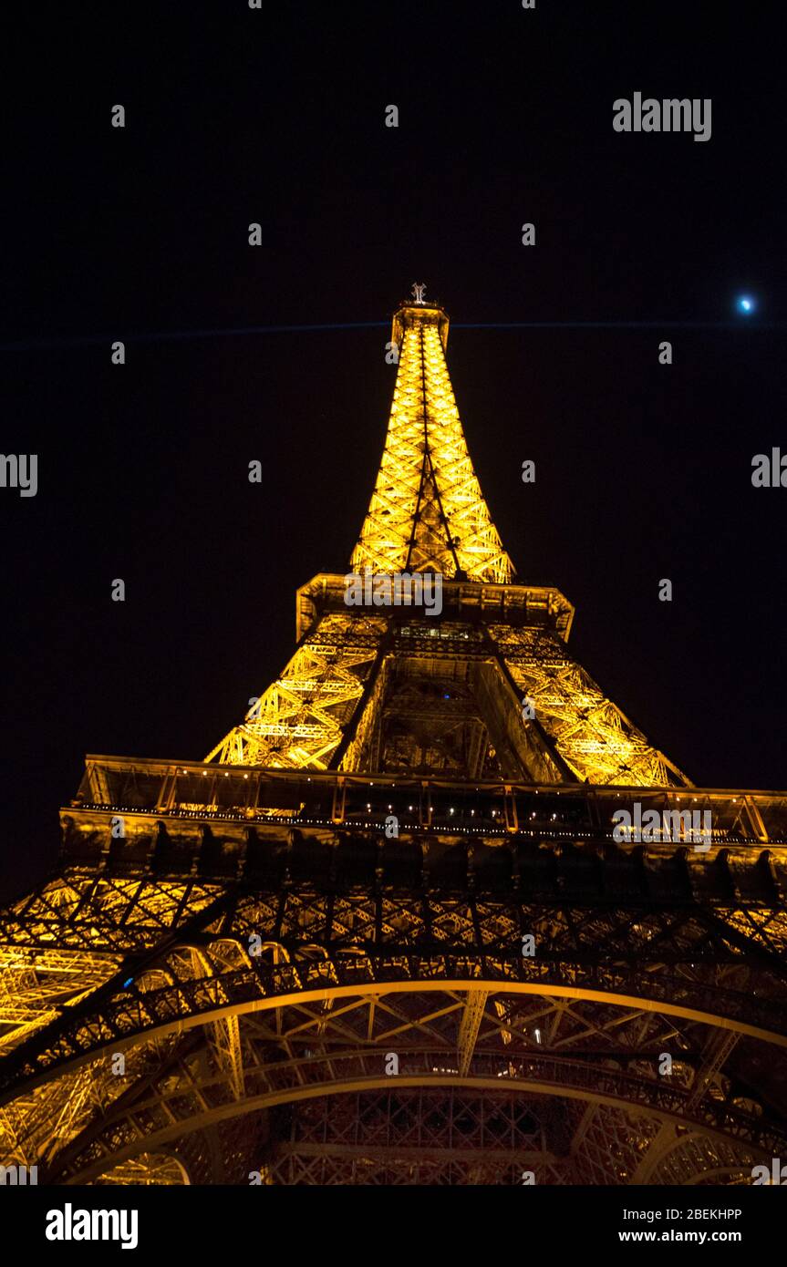 Der Eiffelturm wird von innen beleuchtet und hebt die metallische Struktur des Denkmals in Paris hervor. Stockfoto