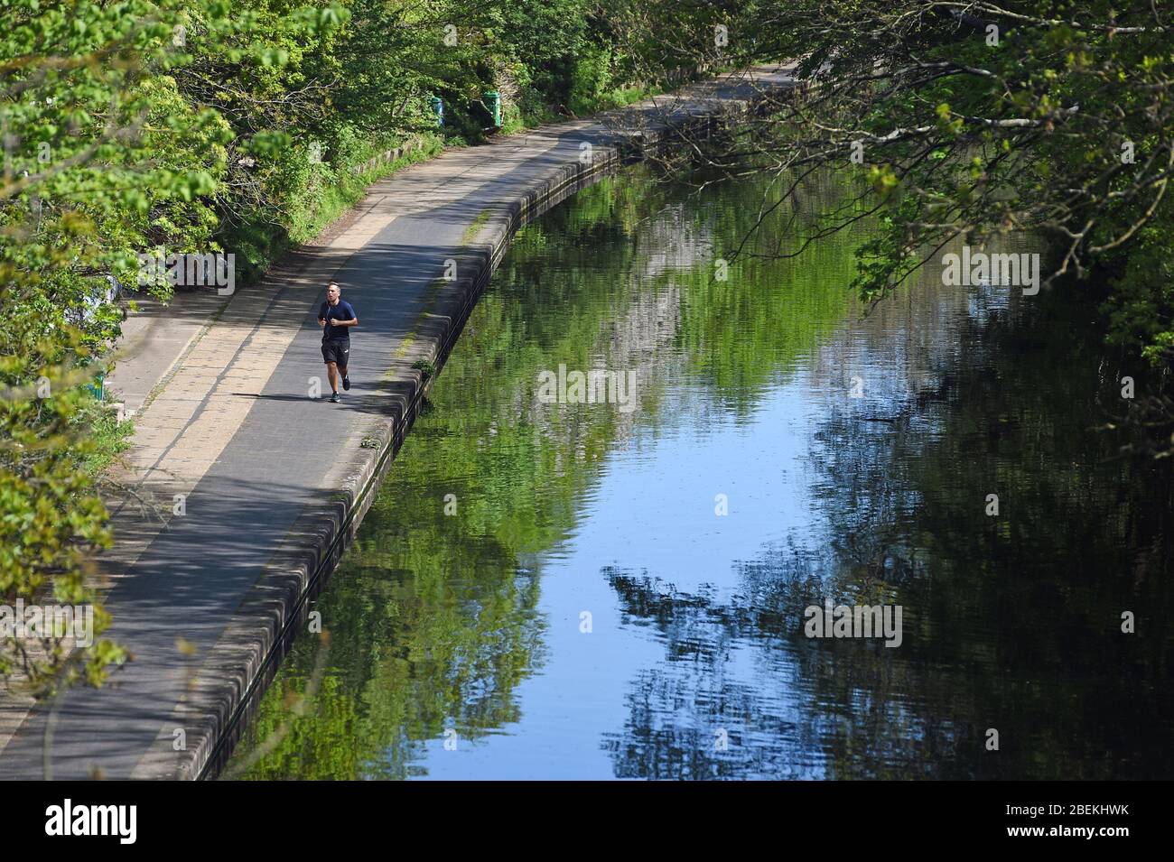 Ein Mann joggt auf dem Kanalweg in der Nähe des Regent's Park, London, während Großbritannien weiterhin in der Sperre bleibt, um die Ausbreitung des Coronavirus einzudämmen. Stockfoto