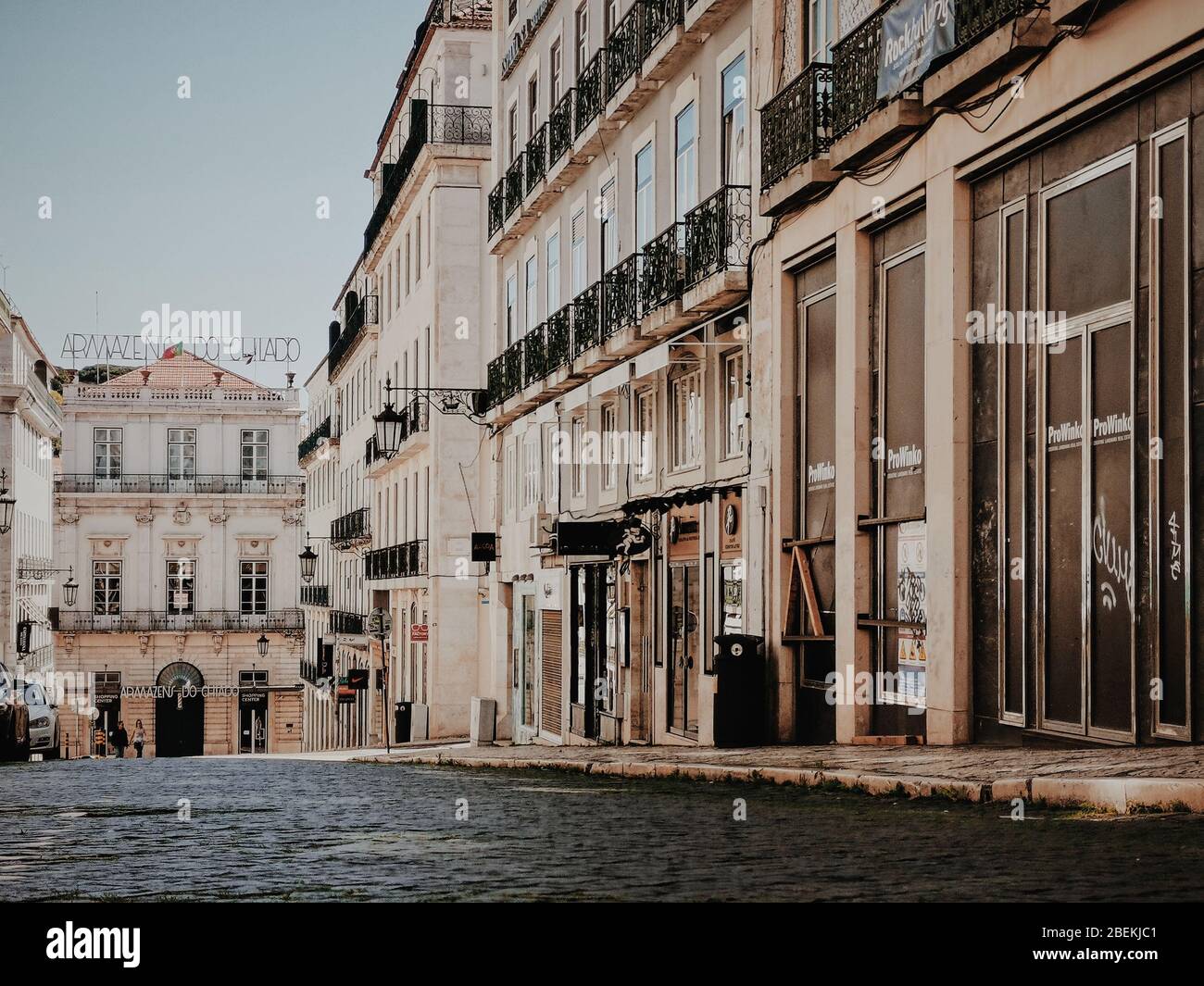 Largo do Chiado, Rua Garret, leere Straße wegen des Notstands der Coronavirus-Pandemie, im Zentrum von Lissabon, April 2020 Stockfoto