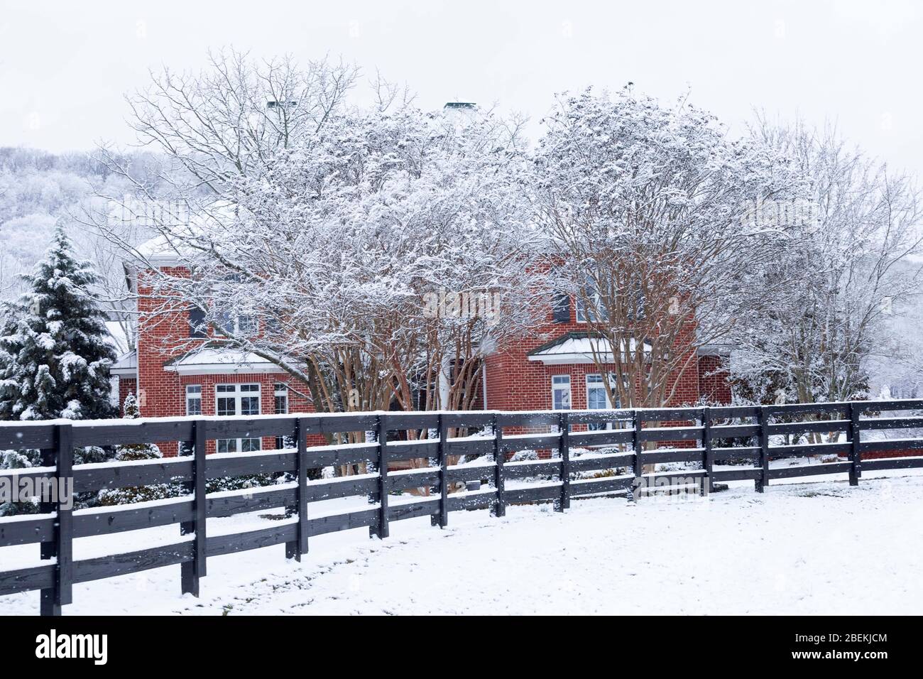 Haus mit Schnee Stockfoto