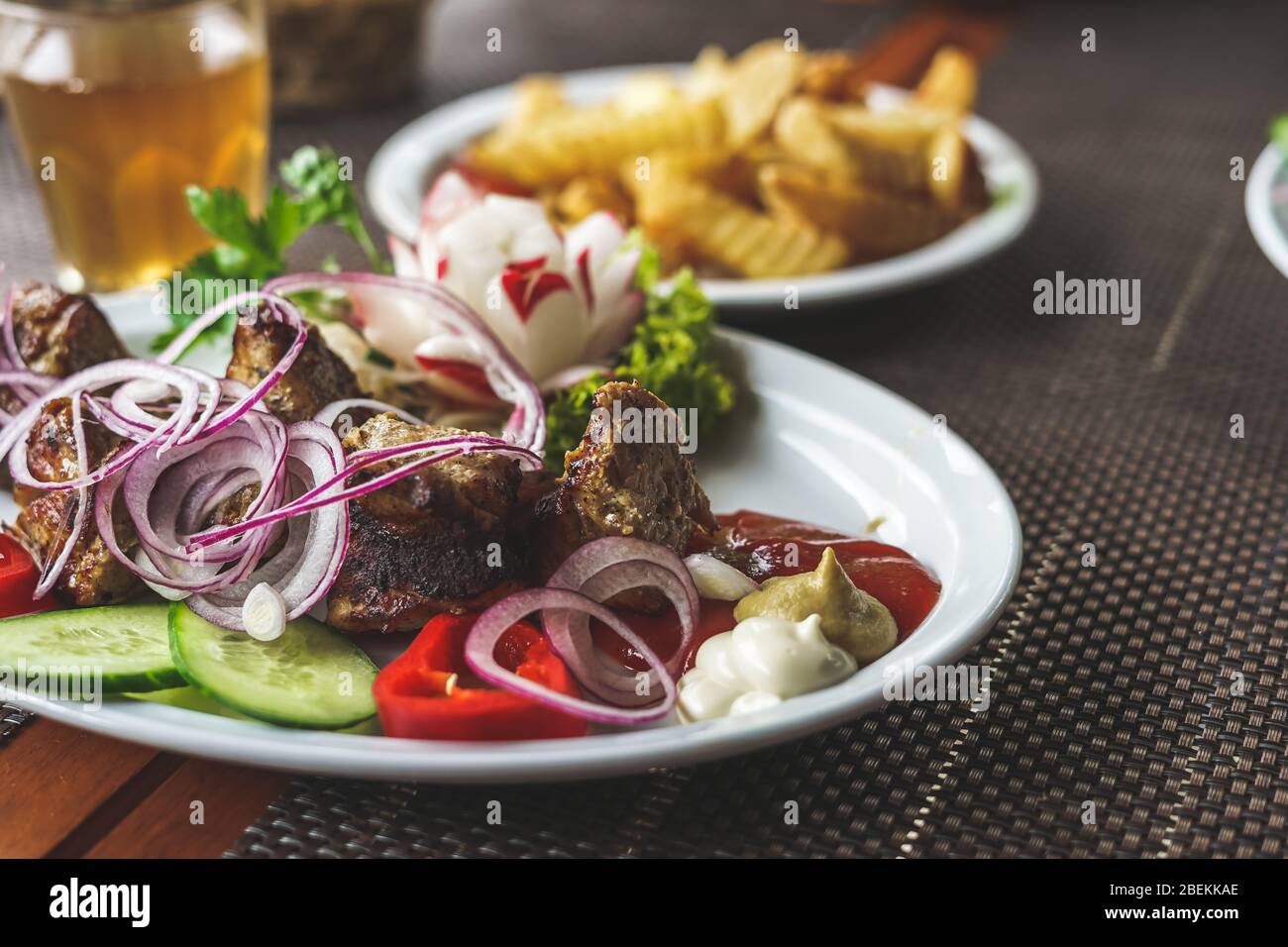 Schisch Kebab mit Gemüse und pommes Frites Stockfoto