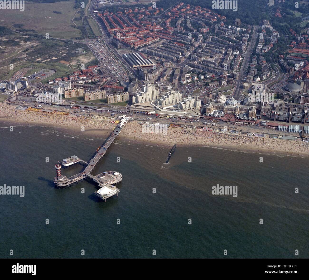 Scheveningen, Den Haag, Holland, 08. - 1988. August: Historische Luftaufnahme des Pier und des Kurhauses in der Nähe des Strandes in Den Haag, Scheveningen Stockfoto