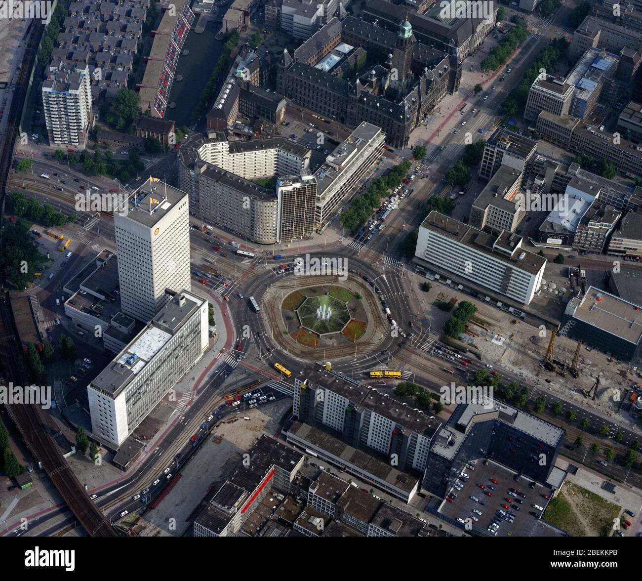 Rotterdam, Holland, 8. - 1988. August: Historische Luftaufnahme des Hofpleins, Stadtplatz mit einem Brunnen in der Mitte Stockfoto