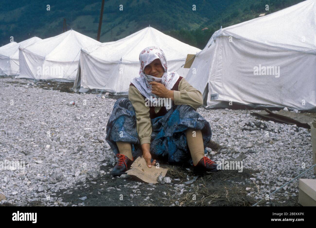 1995 Zenica, Bosnien - ältere Flüchtlingsfrau, die vor den Kämpfen in Zenica geflohen ist, findet Zuflucht in einem temporären Flüchtlingslager der Vereinten Nationen in der Nähe von Zenica Stockfoto