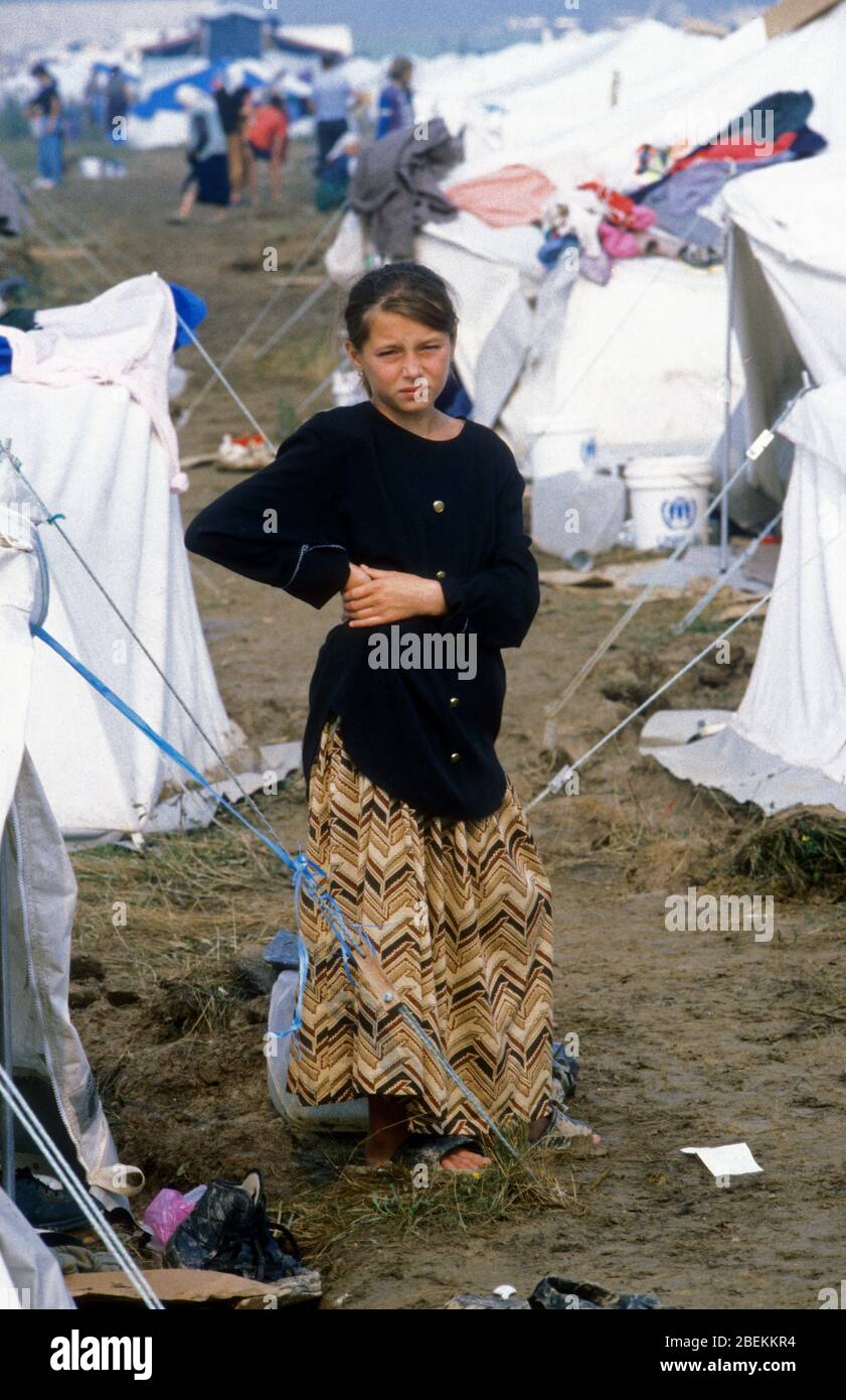 1995 Tuzla, Bosnien - Obdachloser Kinderflüchtling auf dem Flugplatz Tuzla vorübergehendes Flüchtlingslager für bosnische Muslime, die vor dem Massaker von Srebrenica während des Bosnienkrieges fliehen Stockfoto