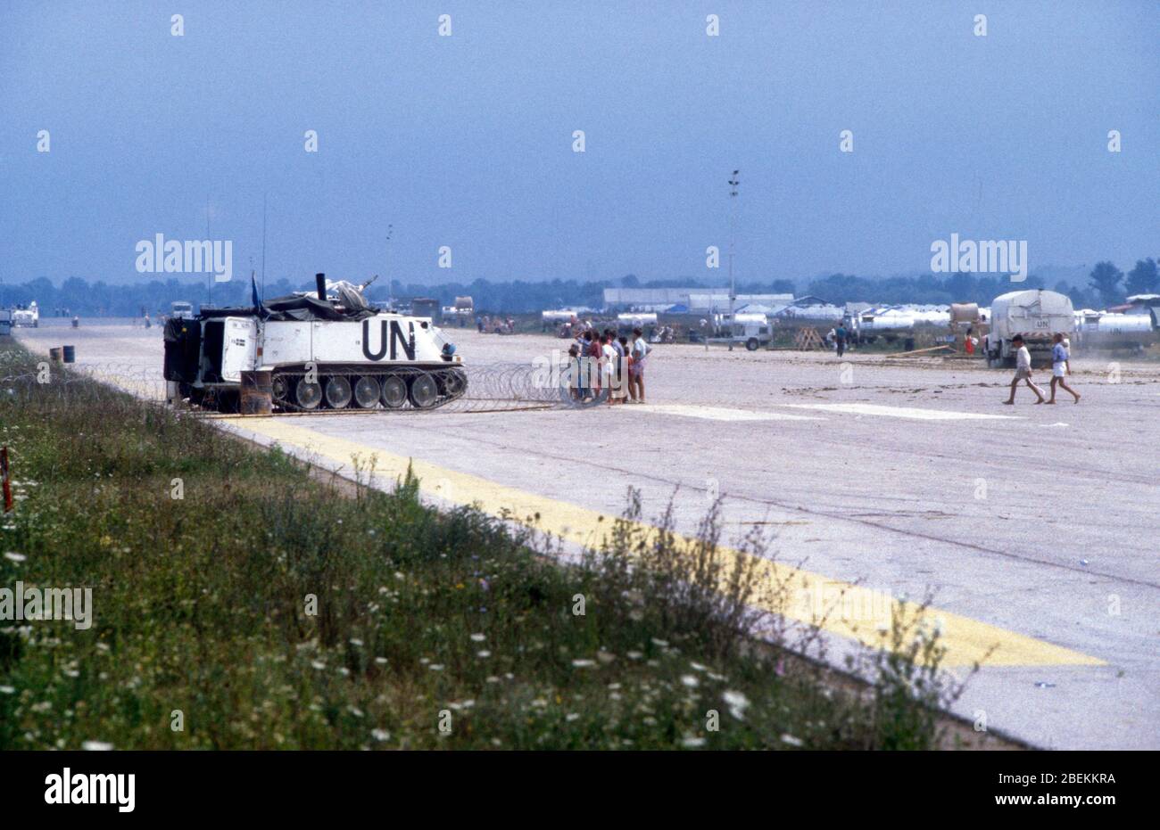 1995 Tuzla, Bosnien - UN-Panzer zum Schutz des Flugplatzes Tuzla für bosnische Muslime, die vor dem Massaker von Srebrenica während des Bosnienkrieges fliehen Stockfoto
