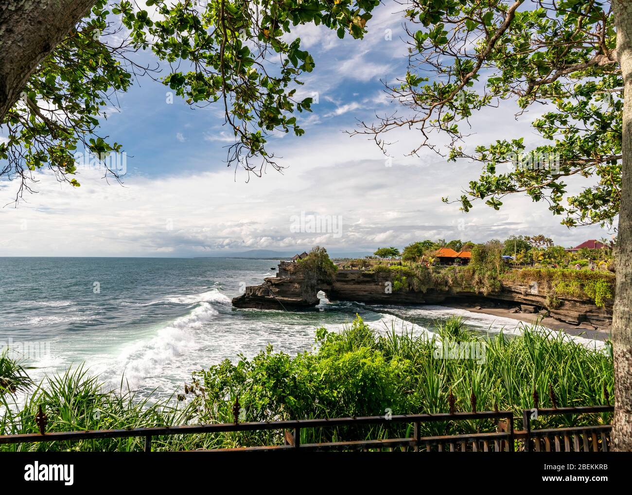 Horizontale Ansicht des Batu Bolong Tempels in Bali, Indonesien. Stockfoto