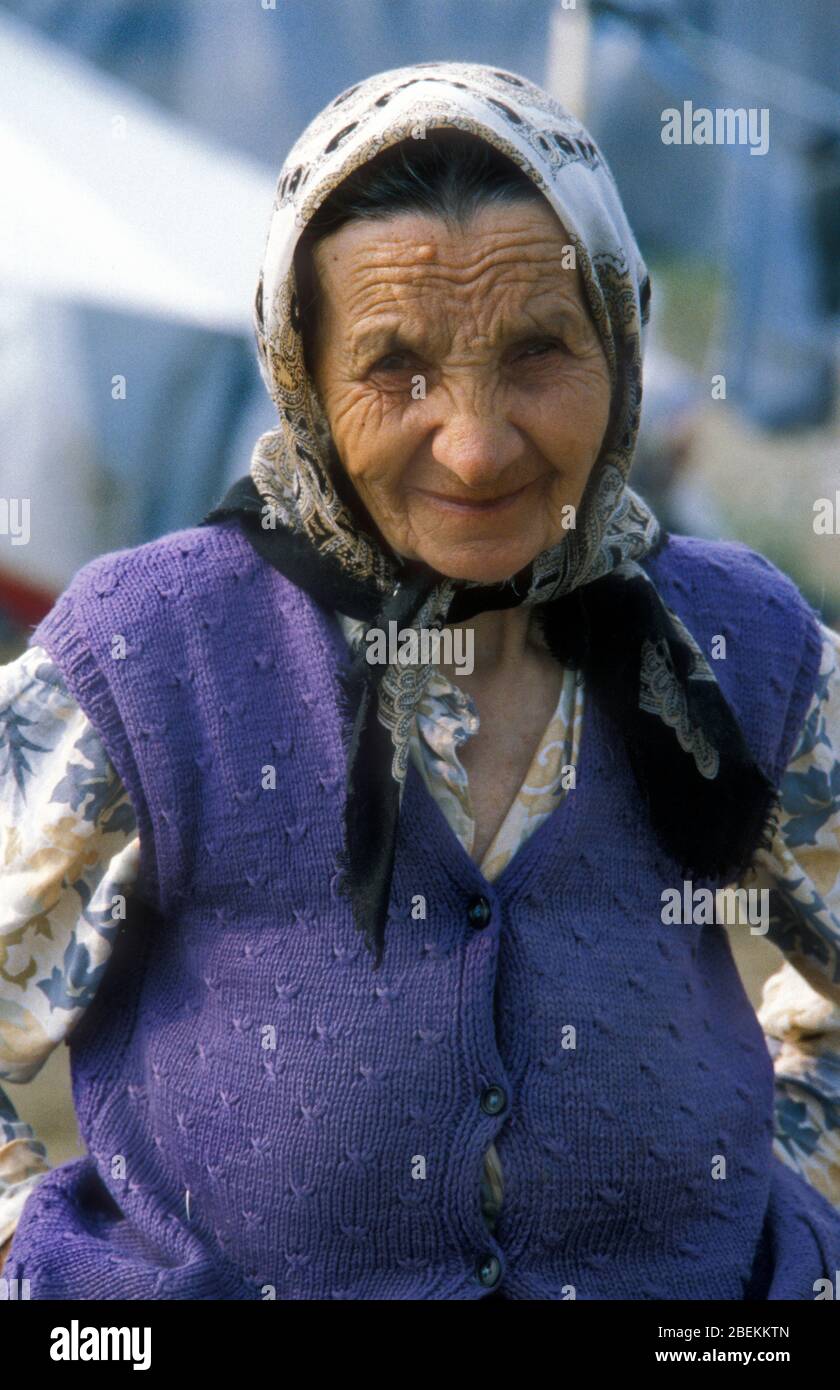 1995 Tuzla, Bosnien - ältere weibliche Flüchtlinge auf dem Flugplatz Tuzla temporäres UN-Flüchtlingslager für bosnische Muslime, die vor dem Massaker von Srebrenica während des Bosnienkrieges fliehen. Stockfoto