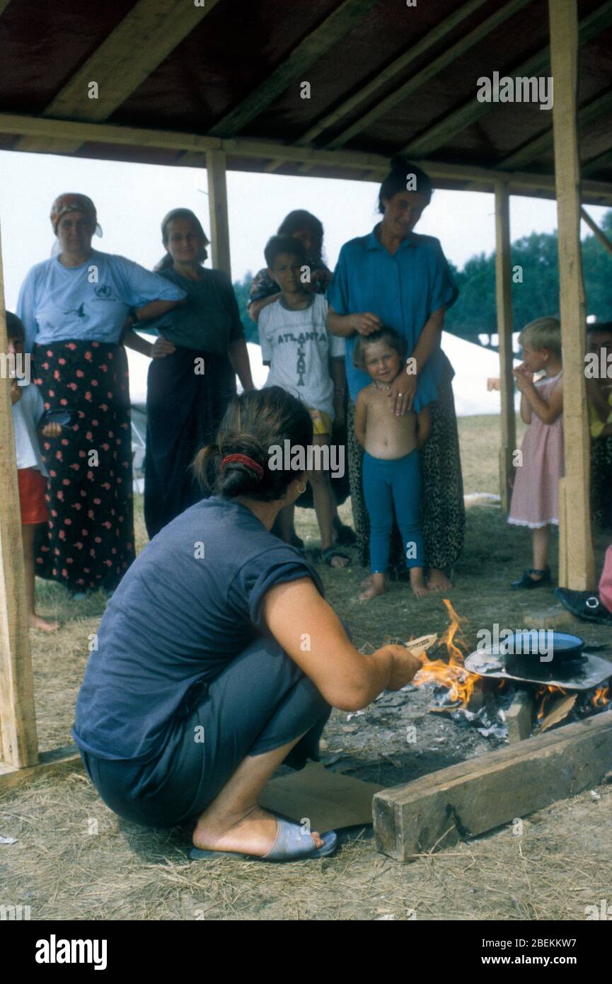 1995 Tuzla, Bosnien - Flugplatz Tuzla temporäres UN-Flüchtlingslager für bosnische Muslime, die vor dem Massaker von Srebrenica während des Bosnienkrieges fliehen. Frauen und Kinder mit provisorischen Kochmöglichkeiten Stockfoto