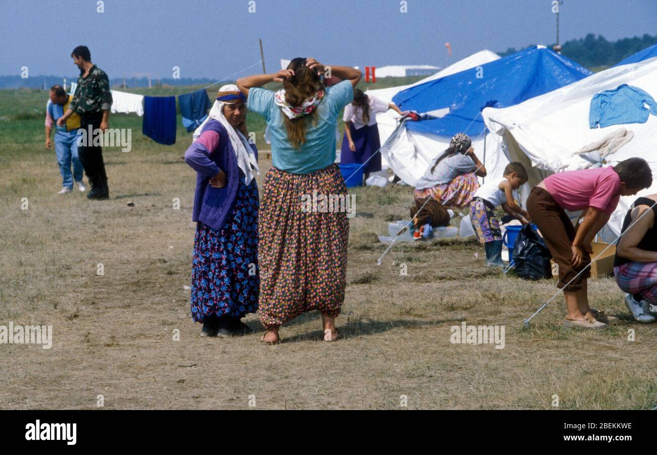 1995 Tuzla, Bosnien - Flugplatz Tuzla temporäres UN-Flüchtlingslager für bosnische Muslime, die vor dem Massaker von Srebrenica während des Bosnienkrieges fliehen Stockfoto