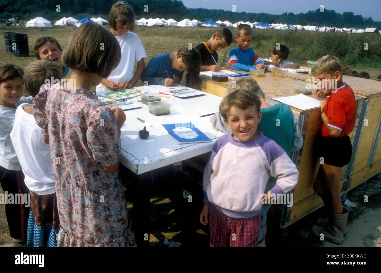 1995 Tuzla - Flugplatz Tuzla temporäres UN-Flüchtlingslager für bosnische Muslime, die vor dem Massaker von Srebrenica während des Bosnienkrieges fliehen. Temporäre Schule für Kinder Flüchtlinge eingerichtet. Stockfoto