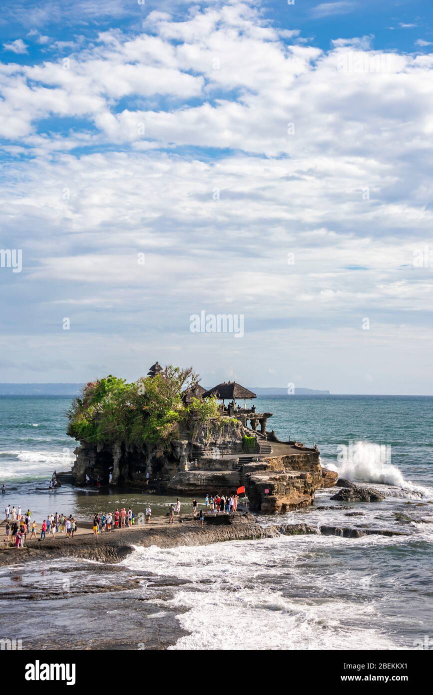 Vertikale Ansicht des Tanah Lot Tempels in Bali, Indonesien. Stockfoto