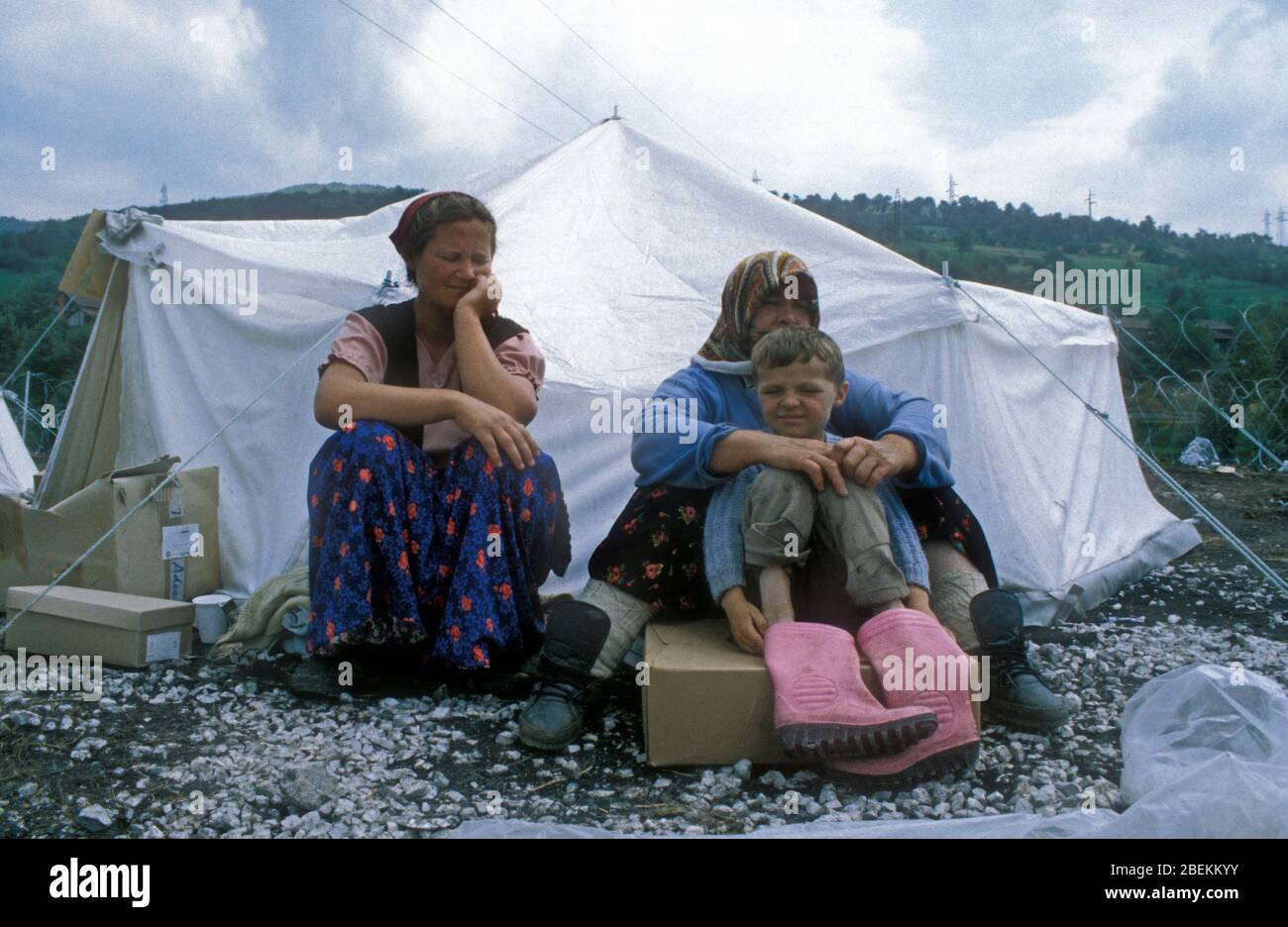 1995 Zenica, Bosnien - Großmutter, Tochter und Kind aus derselben Familie von Flüchtlingen, die vor den Kämpfen in Zenica geflohen sind, finden Zuflucht in einem temporären Flüchtlingslager der Vereinten Nationen in der Nähe von Zenica Stockfoto