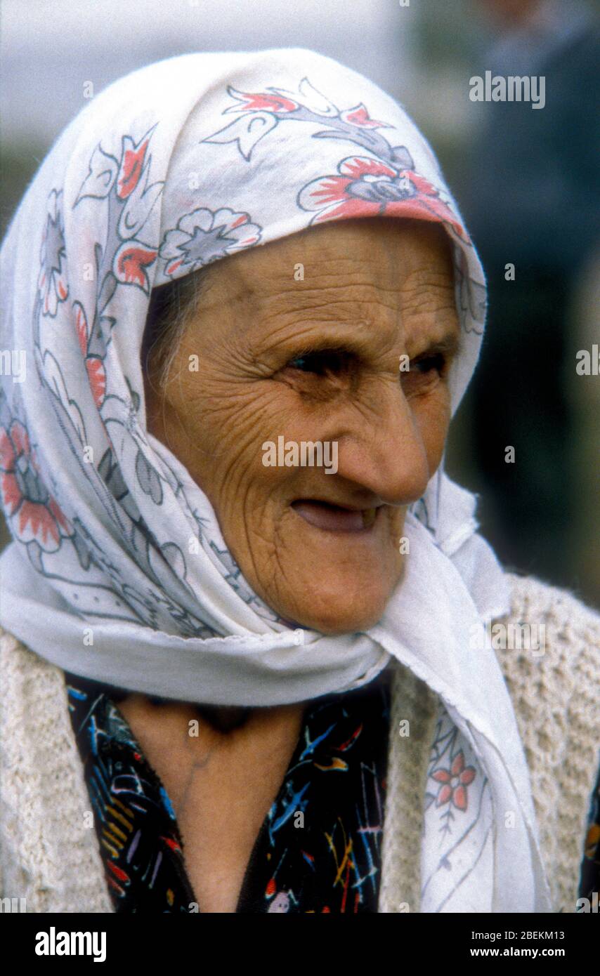 1995 - älterer bosnisch-muslimischer Flüchtling auf dem Flugplatz Tuzla der Vereinten Nationen vorübergehendes Flüchtlingslager für bosnische Muslime, die vor dem Massaker von Srebrenica während des Bosnienkrieges fliehen Stockfoto
