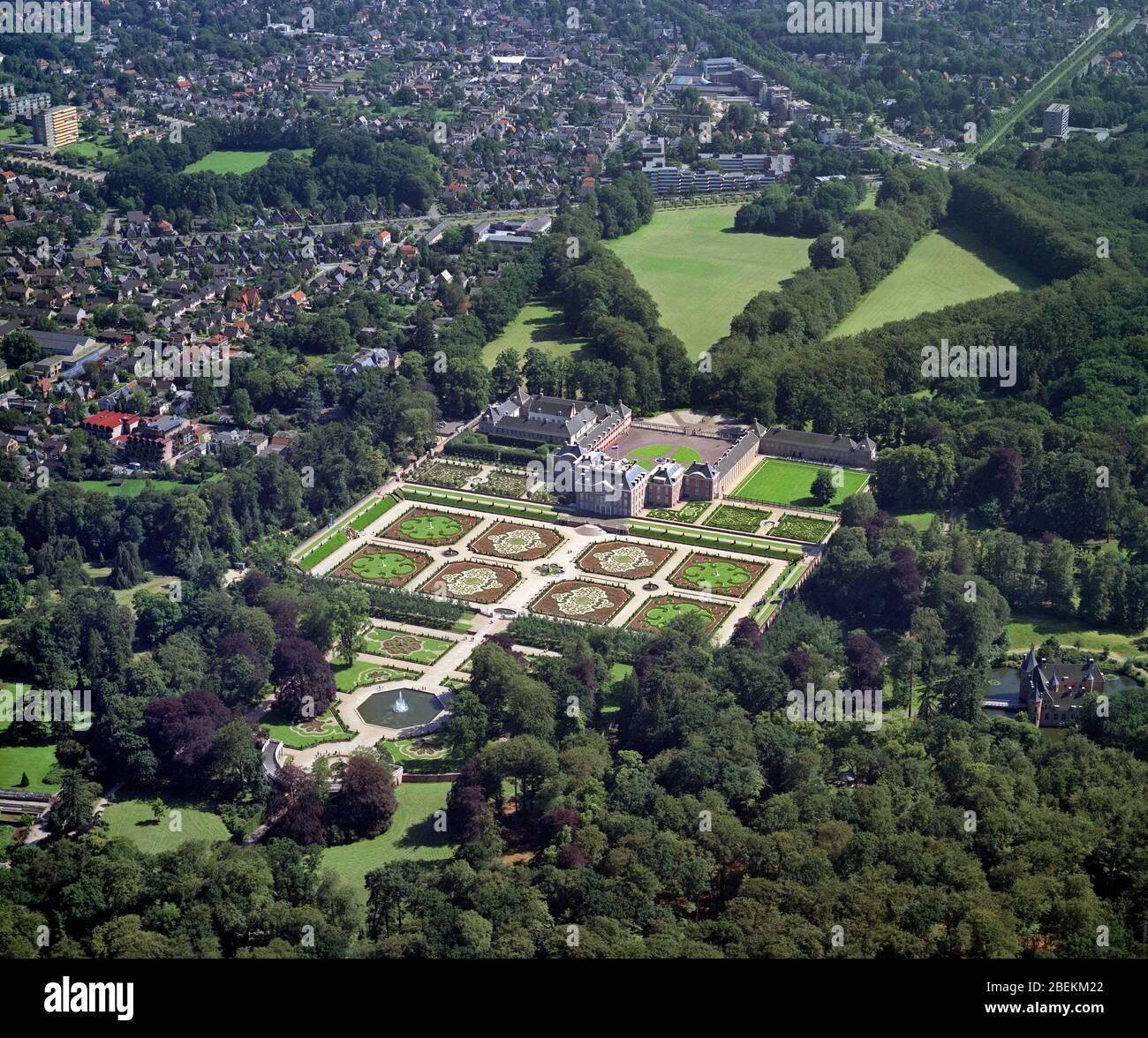 Apeldoorn, Holland, 11. - 1990. Juli: Historische Luftaufnahme des Loo Palastes und der Gärten in Apeldoorn, Niederlande, gebaut vom Haus Orange-Nass Stockfoto