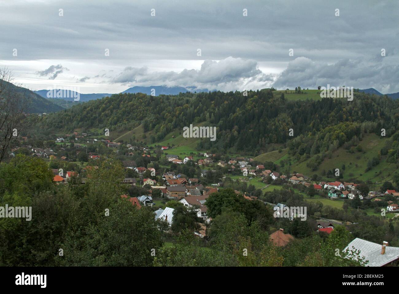 Bergige Landschaft in Brasov County, Rumänien, mit Blick über Bran Dorf Stockfoto