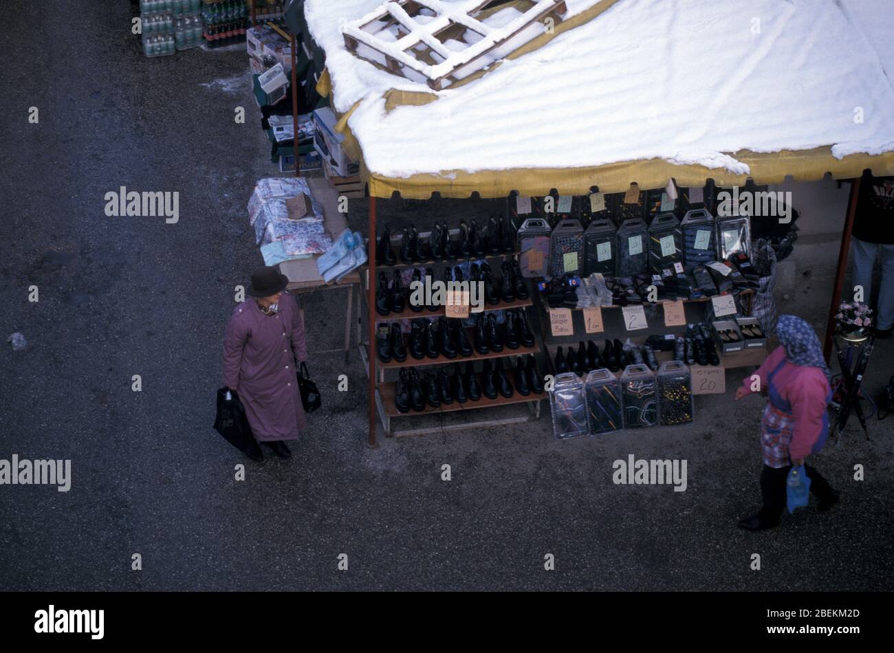 Sarajevo 1995 - Markt Verkaufsstand Schuhe, Bosnien Herzegowina Stockfoto