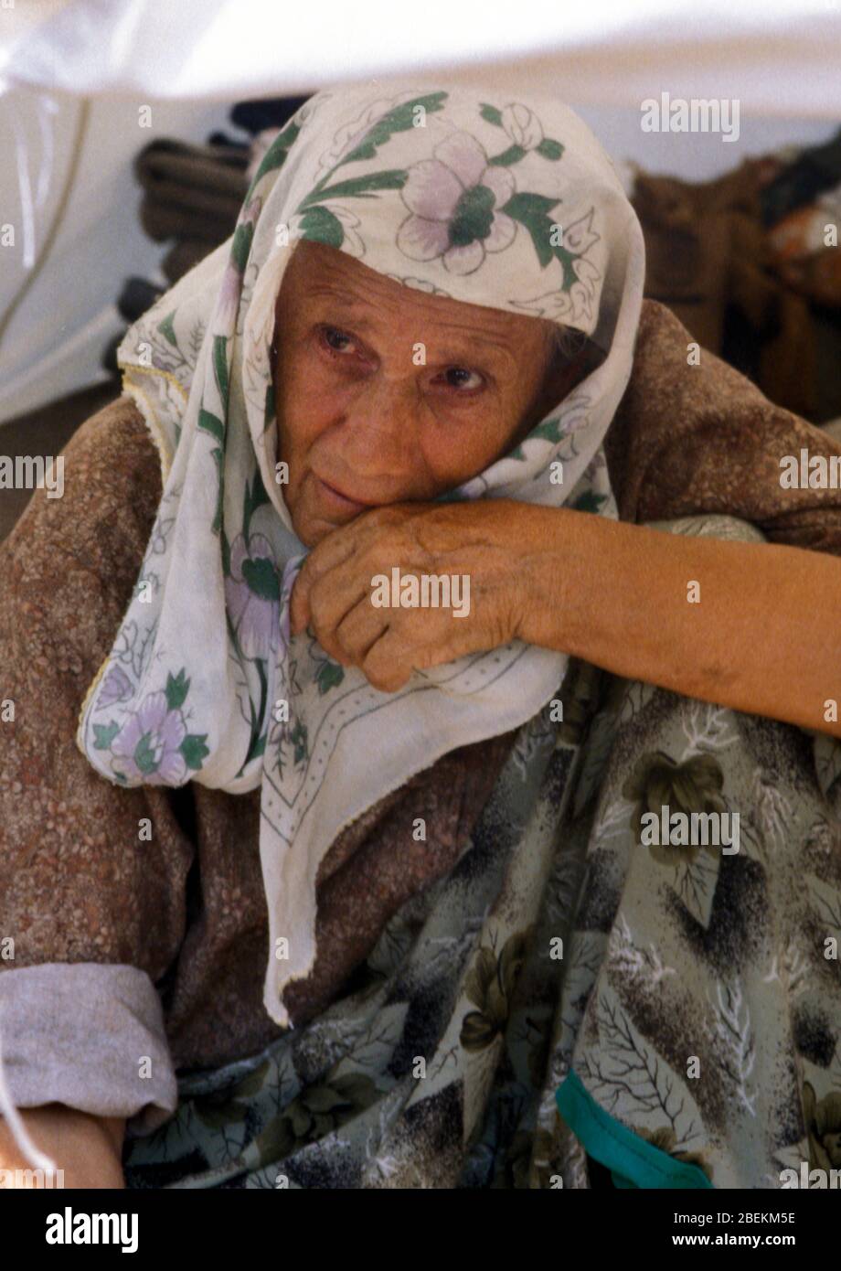 1995 - älterer bosnischer Flüchtling auf dem Flugplatz Tuzla der Vereinten Nationen vorübergehendes Flüchtlingslager für bosnische Muslime, die vor dem Massaker von Srebrenica während des Bosnienkrieges fliehen Stockfoto