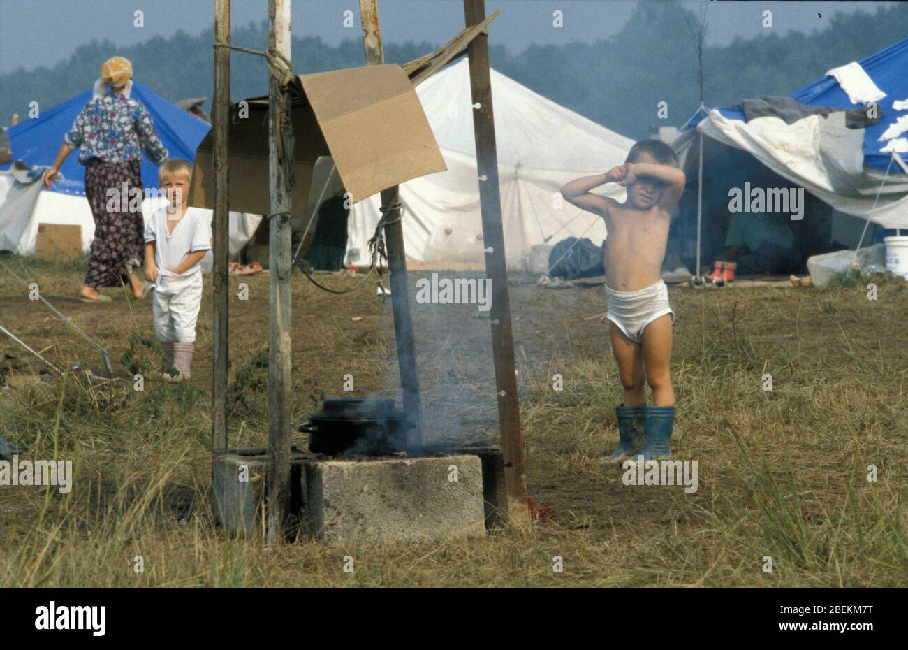 1995 - Flugplatz Tuzla vorübergehendes Flüchtlingslager für bosnische Muslime, die vor dem Massaker von Srebrenica während des Bosnienkrieges fliehen Stockfoto