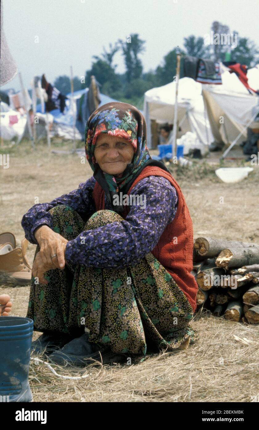 1995 Tuzla - ältere Flüchtlingsfrau, die vor dem Massaker von Srebrenica geflohen ist Bild auf dem Flugplatz Tuzla der Vereinten Nationen, ein vorübergehendes Flüchtlingslager für bosnische Muslime während des Bosnienkrieges Stockfoto