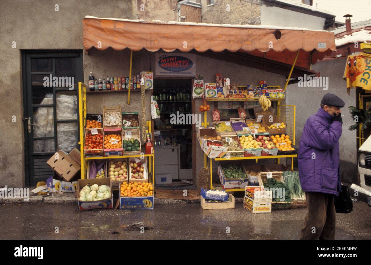 Shop Verkauf von Obst und Gemüse während der Belagerung von Sarajevo im Jahr 1995, Bosnien und Herzegowina Stockfoto