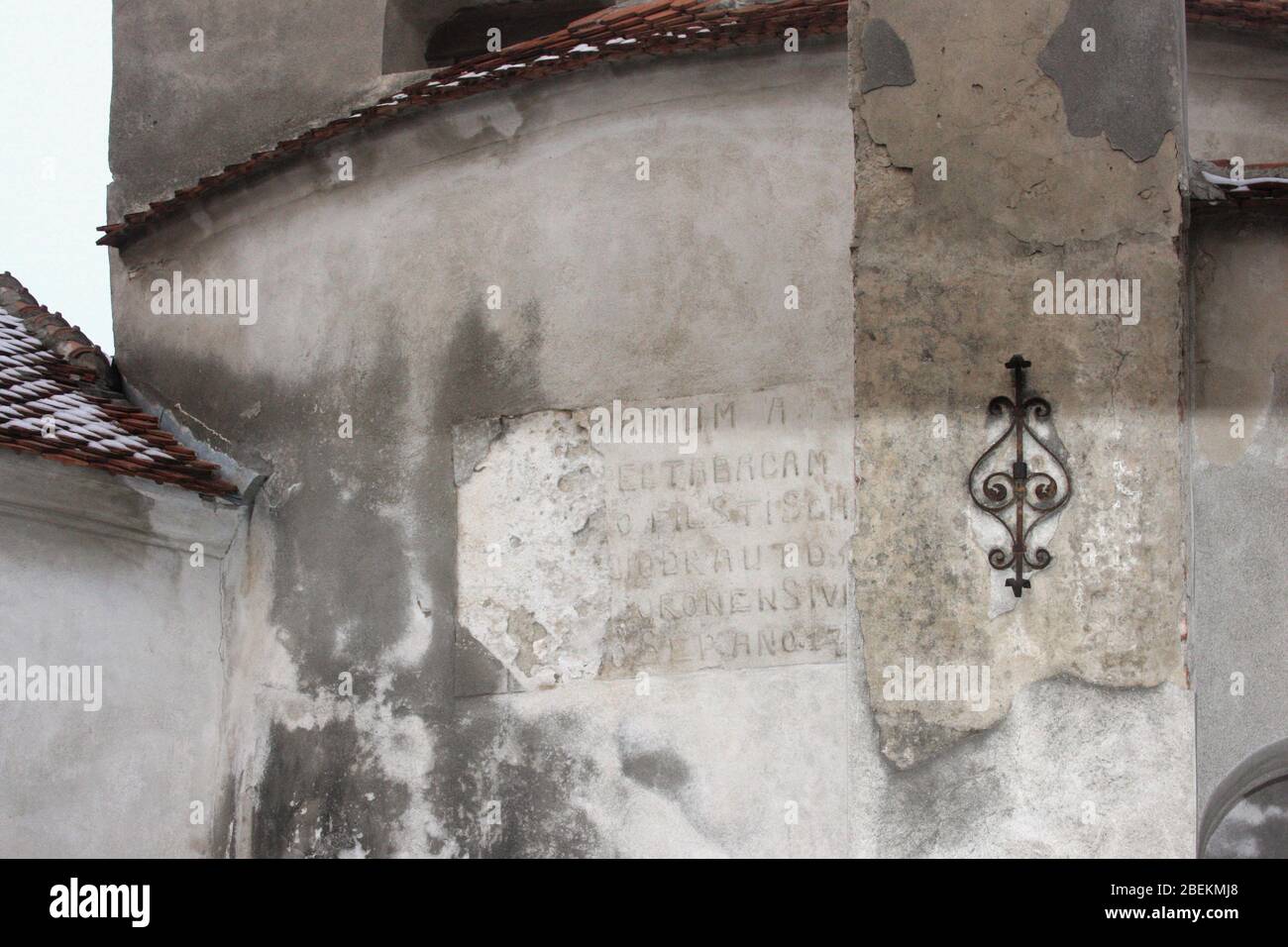 Original Inschrift in Latein an der Außenwand des Bran Castle aus dem 14. Jahrhundert in Rumänien. Stockfoto